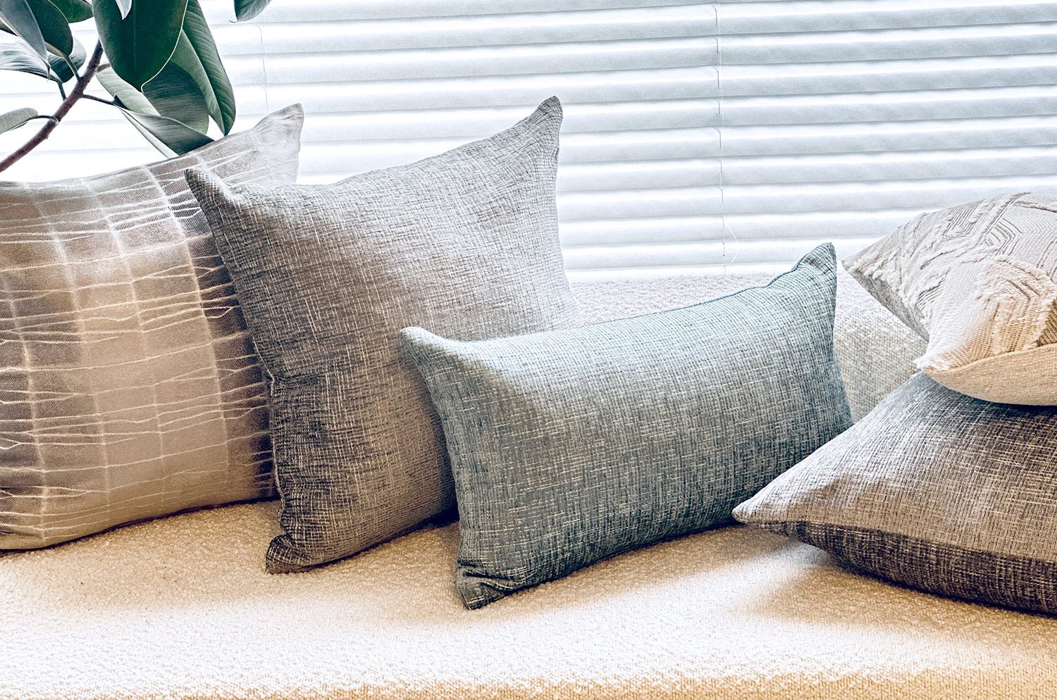 The ROUEN アルマーニカーザ ルーアン ジャカードベルベットクッション(スカイブルー) 50×30cm 中材付 - HOUSE OF JAPAN Shop