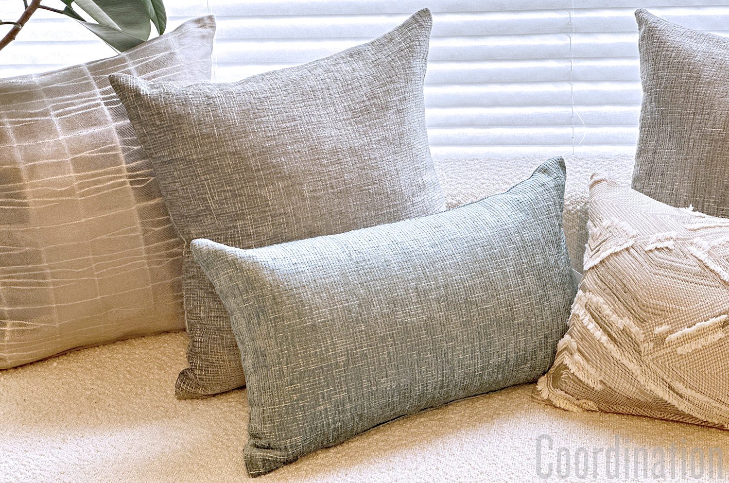 The ROUEN アルマーニカーザ ルーアン ジャカードベルベットクッション(VIRIDIAN) 45×30cm 中材付 - HOUSE OF JAPAN Shop