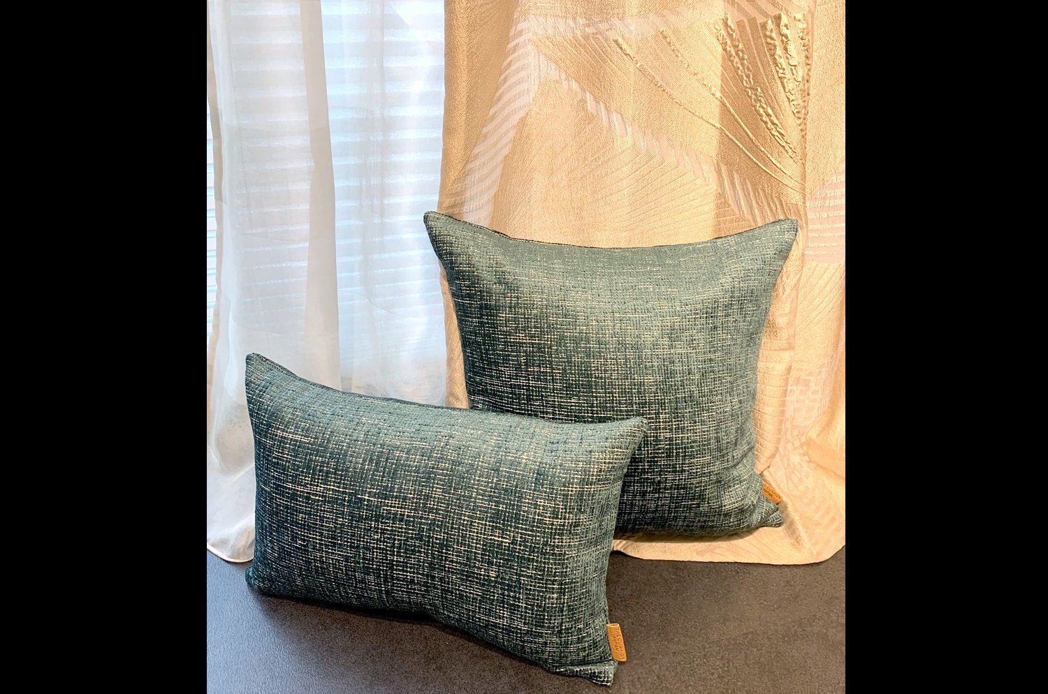 The ROUEN アルマーニカーザ ルーアン ジャカードベルベットクッション(VIRIDIAN) 45×30cm 中材付 - HOUSE OF JAPAN Shop