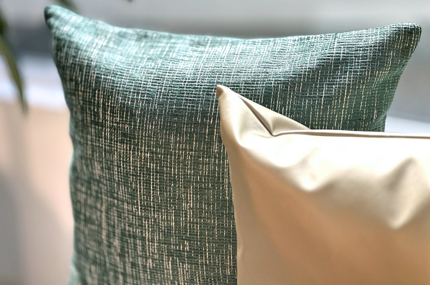 The ROUEN アルマーニカーザ ルーアン ジャカードベルベットクッションカバー(VIRIDIAN) 45×45cm - HOUSE OF JAPAN Shop