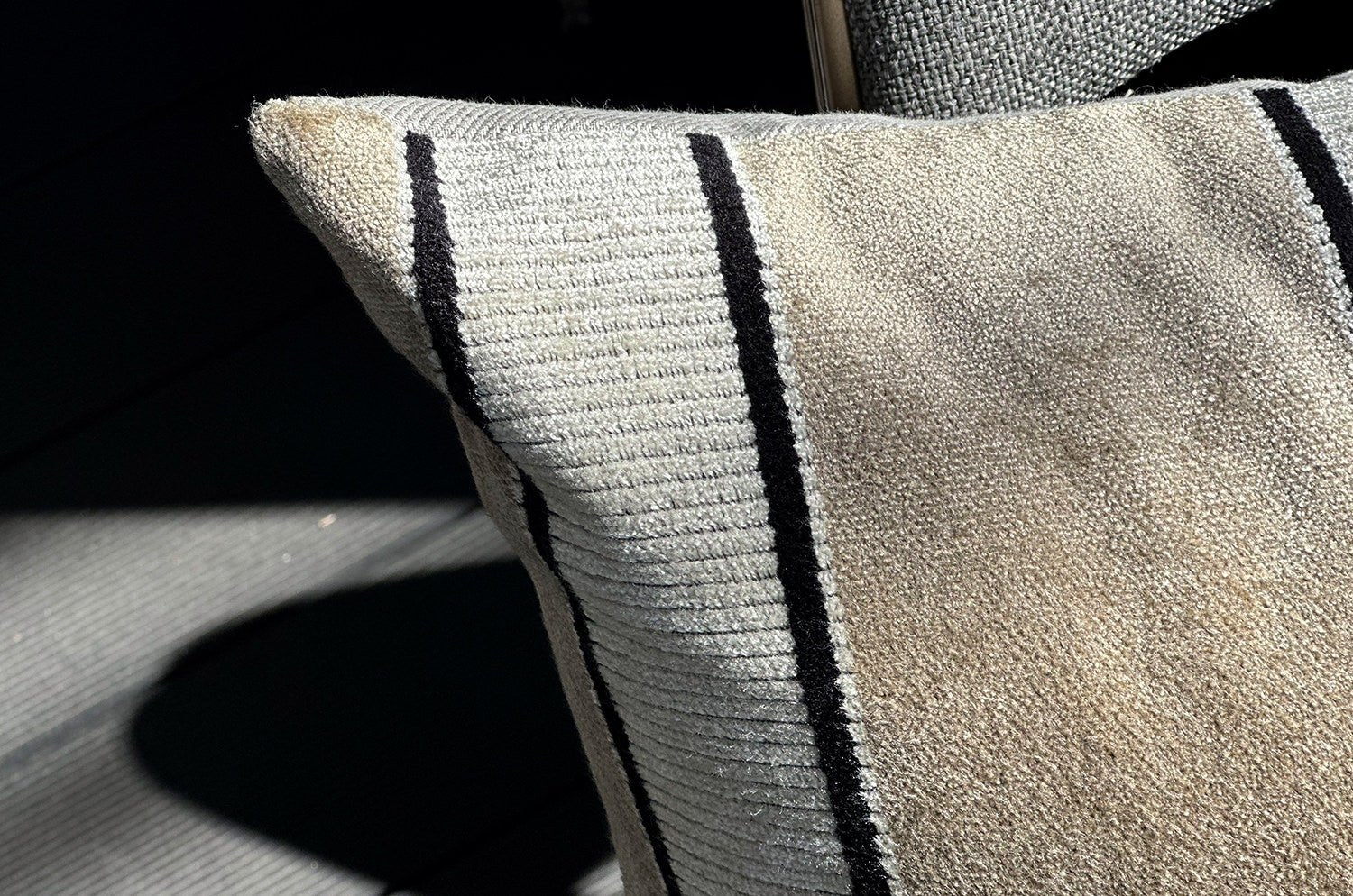The Royal jacquard Stripe ロイヤルジャガードストライプクッション(NATUREL) 65×40cm 中材付 - HOUSE OF JAPAN Shop