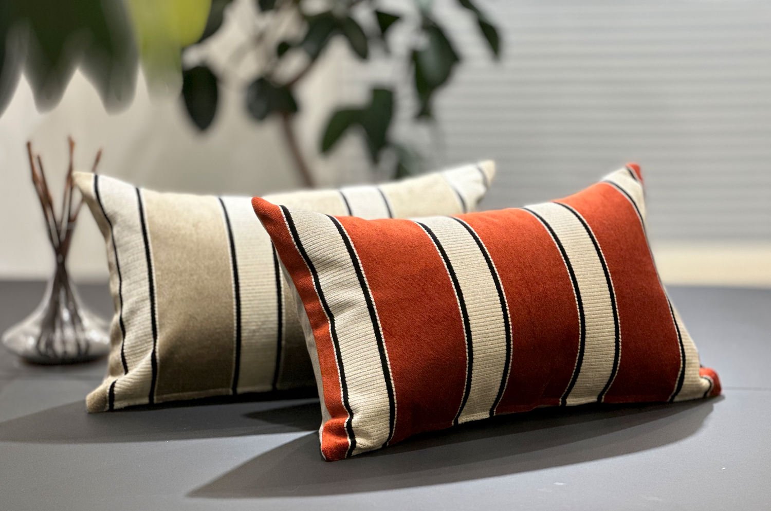 The Royal jacquard Stripe ロイヤルジャガードストライプクッション(NATUREL) 65×40cm 中材付 - HOUSE OF JAPAN Shop