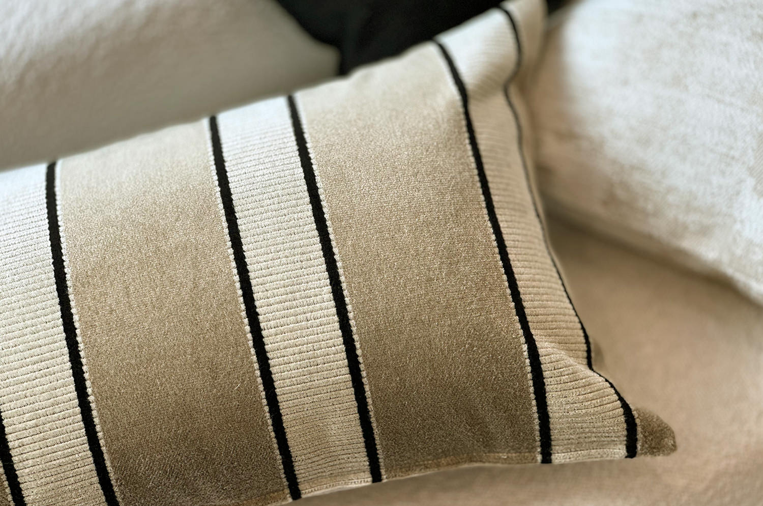 The Royal jacquard Stripe ロイヤルジャガードストライプクッション(NATUREL) 65×40cm 中材付 - HOUSE OF JAPAN Shop