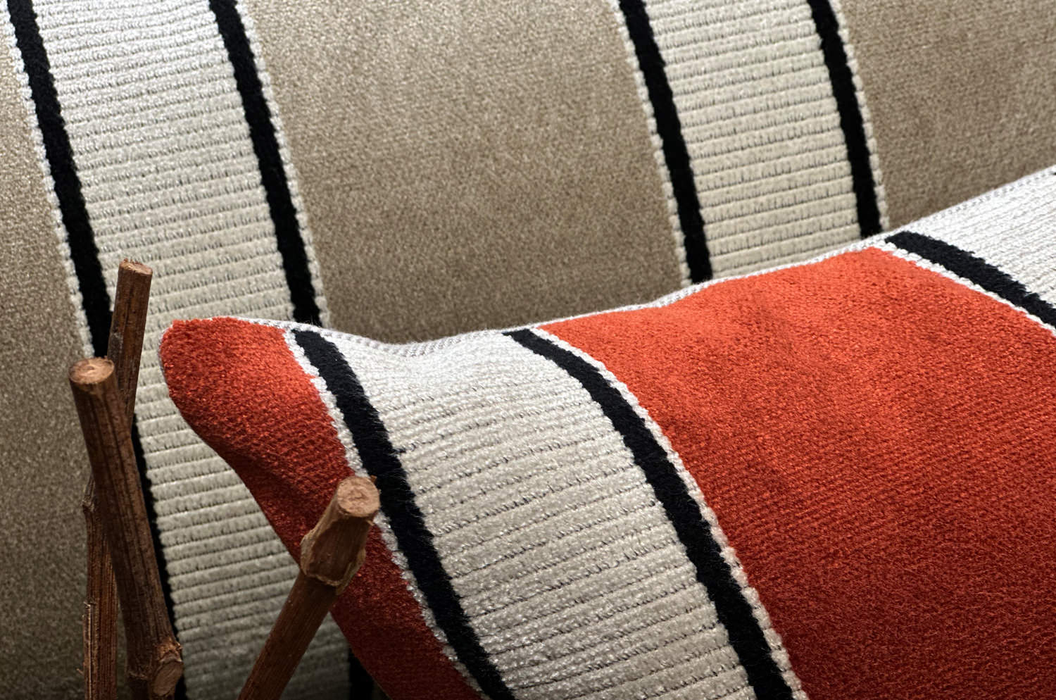 The Royal jacquard Stripe ロイヤルジャガードストライプクッション(NATUREL) 65×40cm 中材付 - HOUSE OF JAPAN Shop