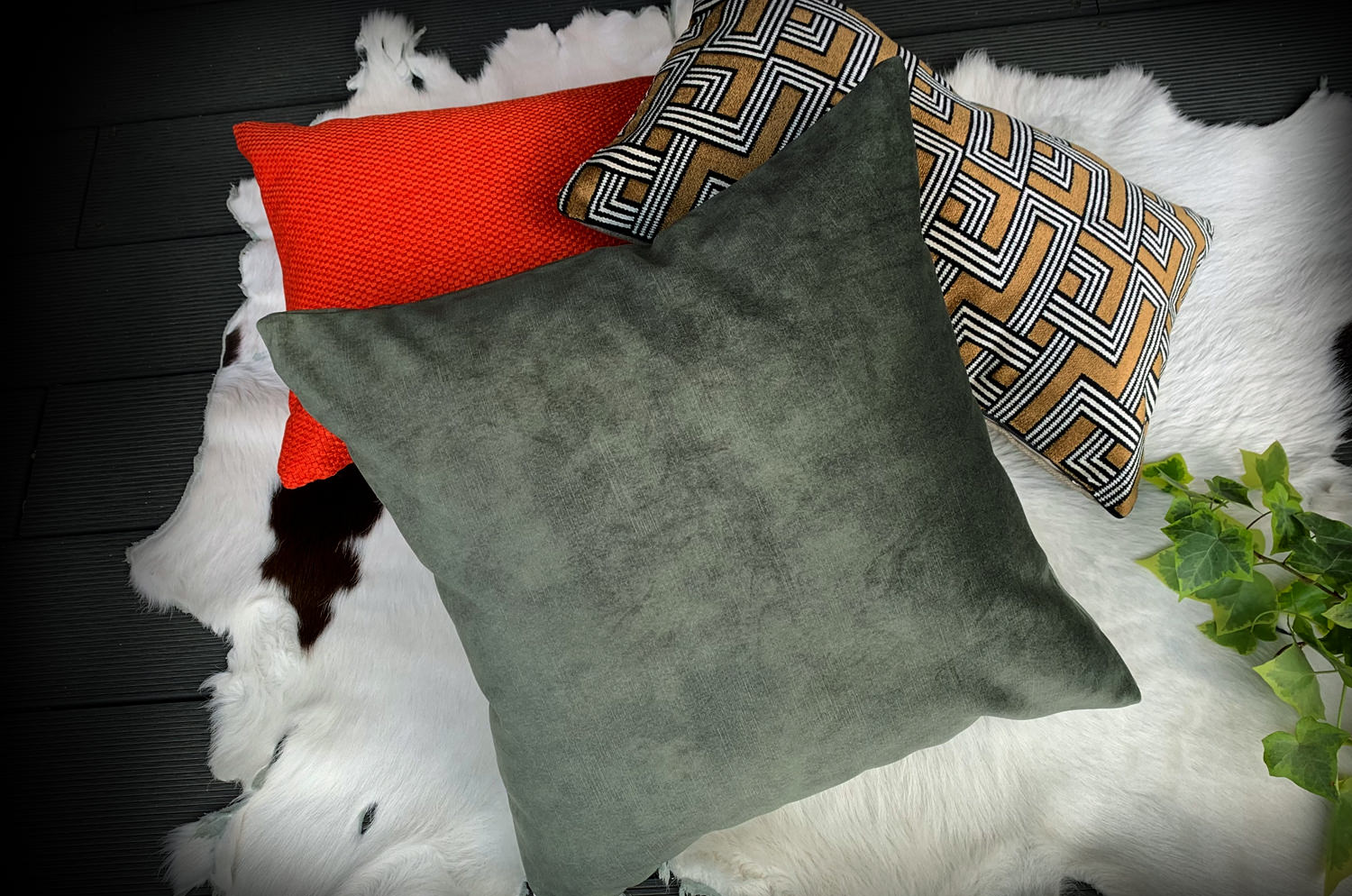 The Scarlet Red スカーレットレッドクッション 50×35cm 中材付 - HOUSE OF JAPAN Shop