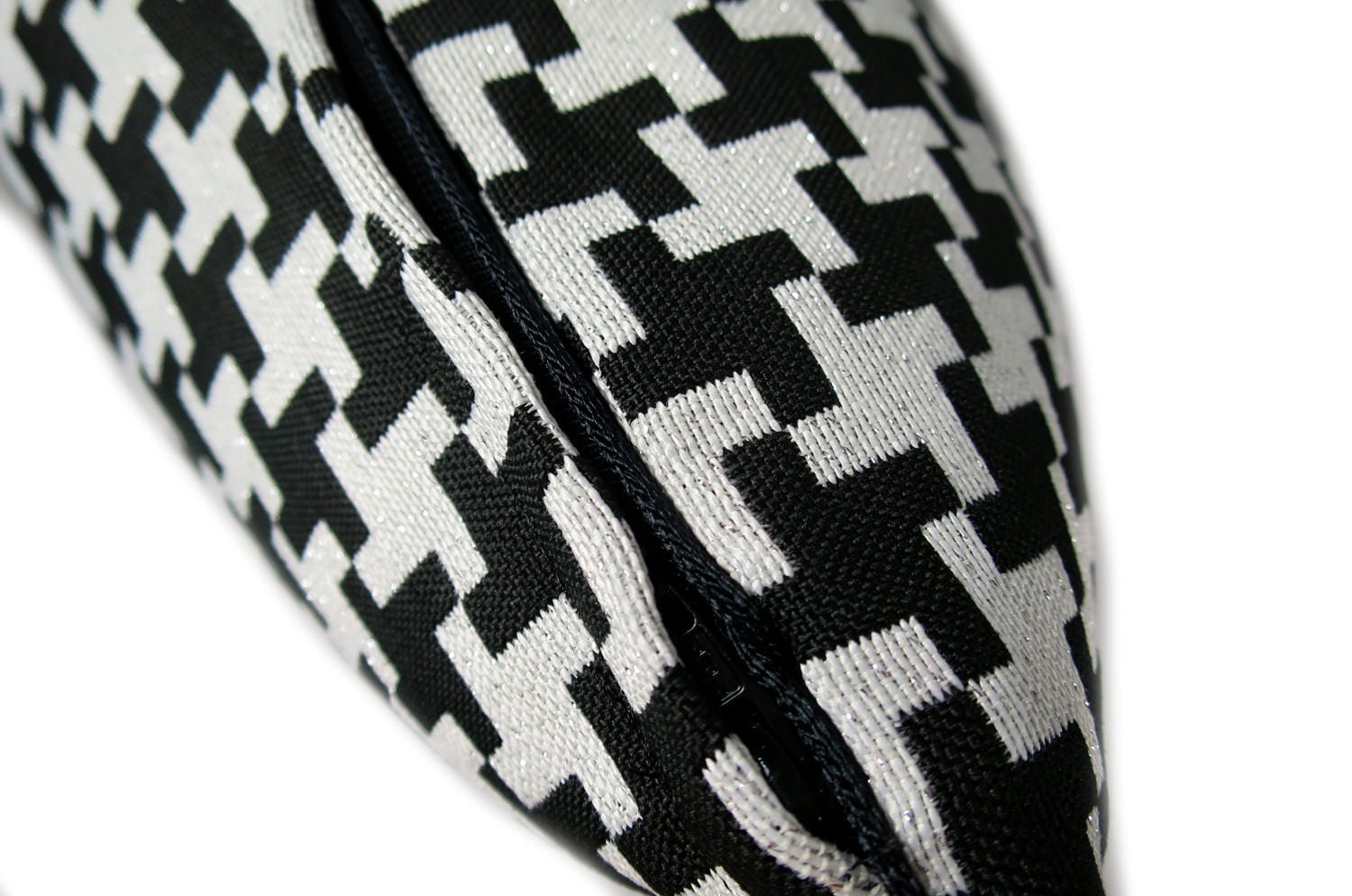 The Seamless Pattern シームレス千鳥格子柄 クッション パイピング付 ブラック ラメシルバー 45×30cm 中材付 - HOUSE OF JAPAN Shop