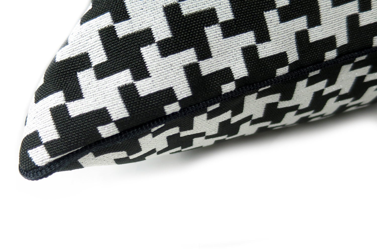The Seamless Pattern シームレス千鳥格子柄 クッションカバーパイピング付 ブラック ラメシルバー 45×45cm - HOUSE OF JAPAN Shop