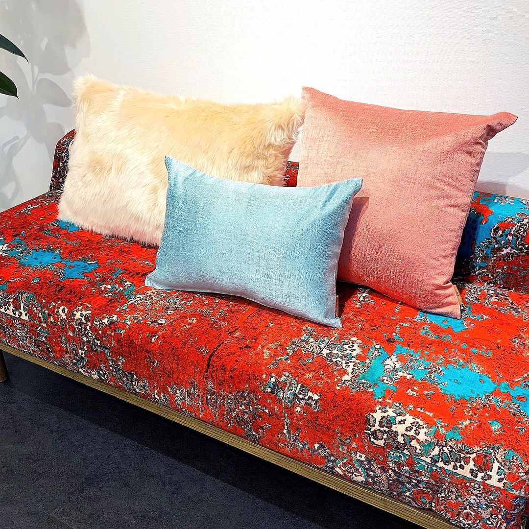 The Shade Carpet レッドベルベットクッション 50×30cm 中材付 - HOUSE OF JAPAN Shop