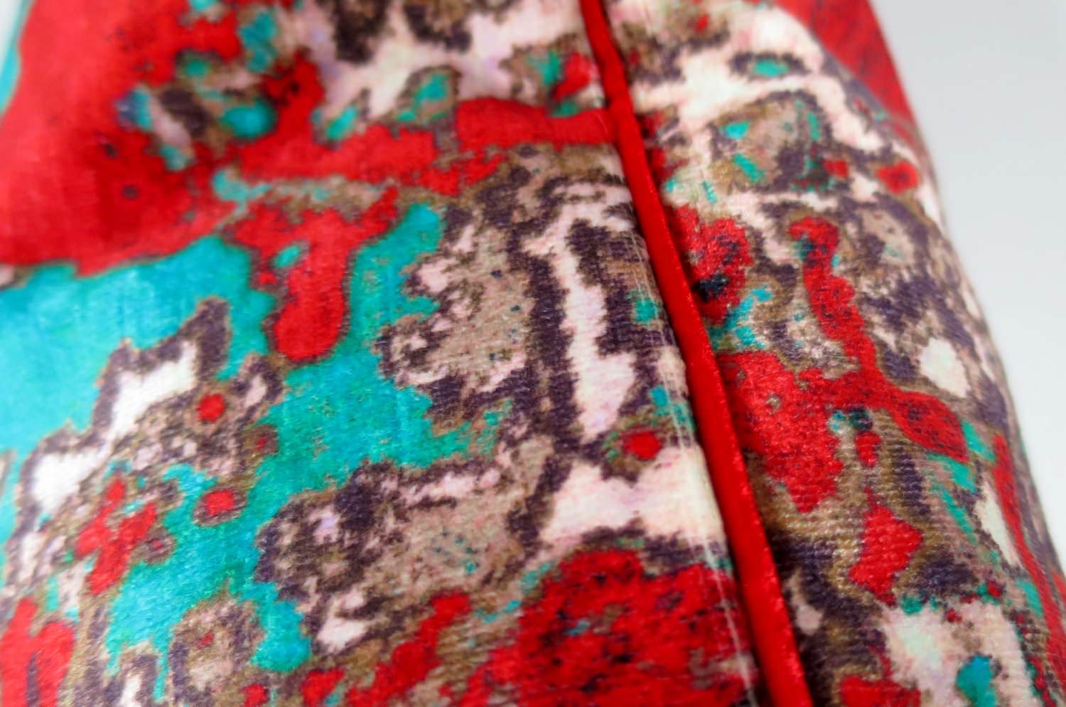 The Shade Carpet レッドベルベットクッションカバー 50×50cm - HOUSE OF JAPAN Shop