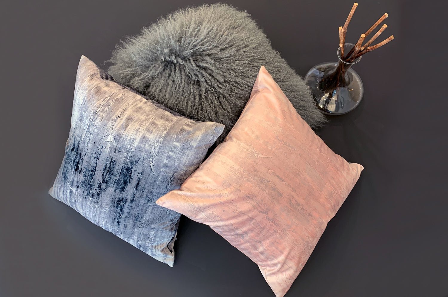 The Shadow Velvet クッションカバー ピンクヌード 45×45cm - HOUSE OF JAPAN Shop