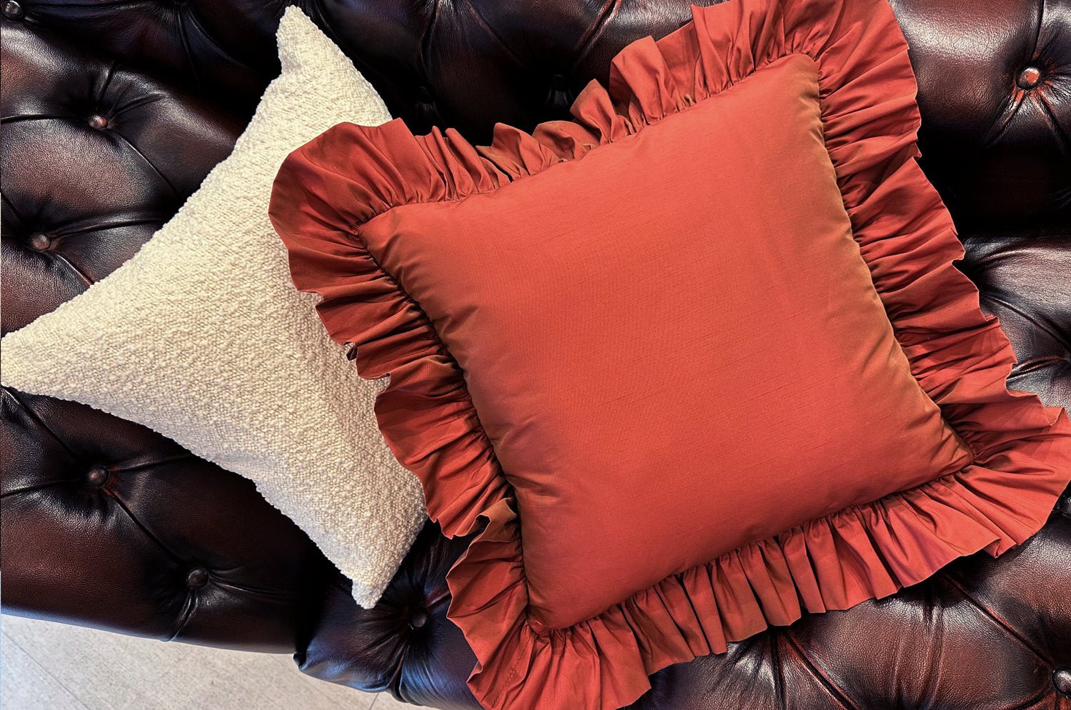 The Shantung Brick Ruffle シャンタンパフフリルクッションカバー ブリック色 45×45cm(61cm) - HOUSE OF JAPAN Shop