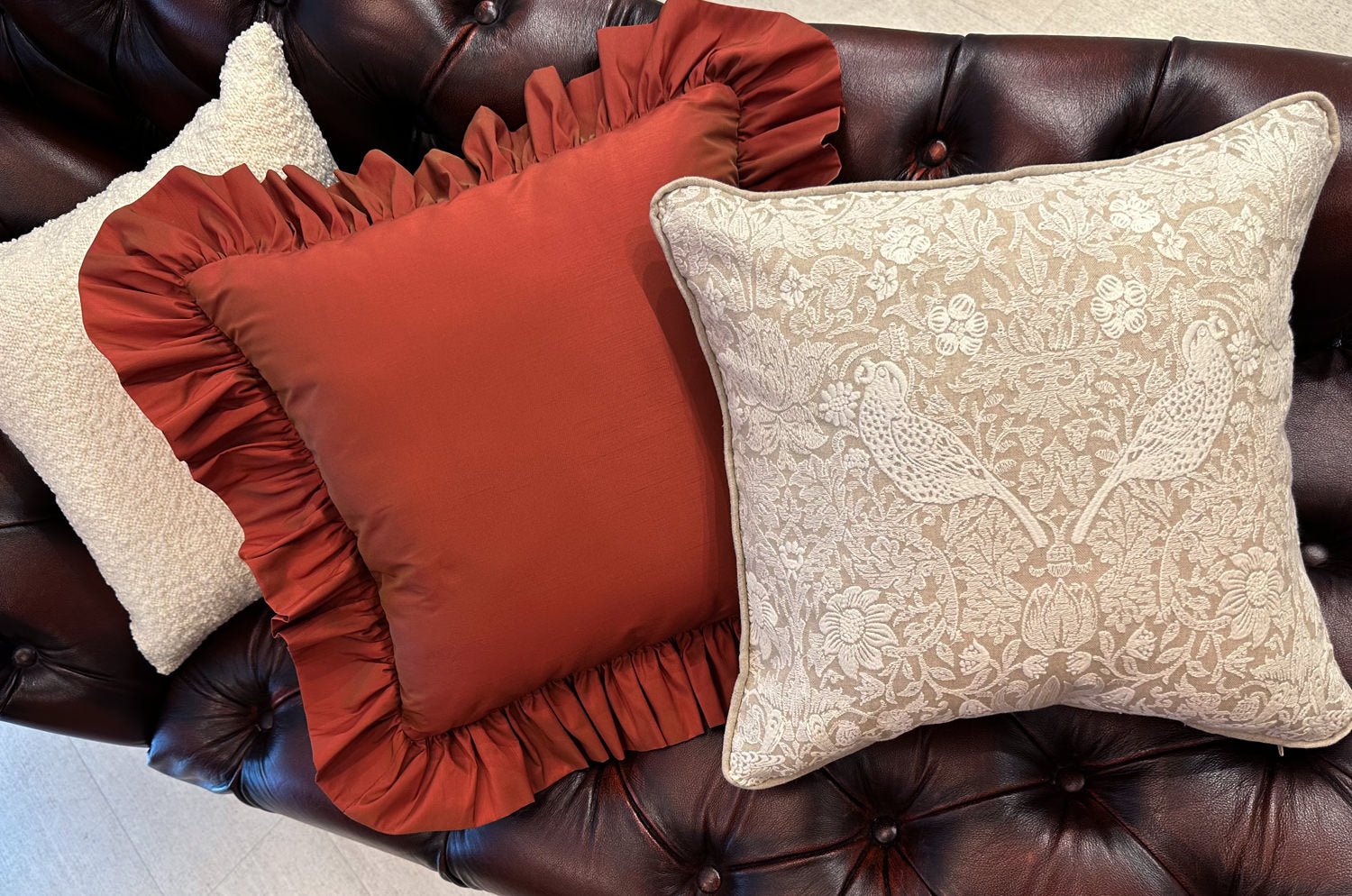 The Shantung Brick Ruffle シャンタンパフフリルクッションカバー ブリック色 45×45cm(61cm) - HOUSE OF JAPAN Shop