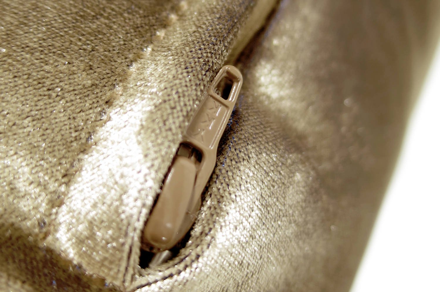 The Shiny Velvet Stripe シャイニーベルベットストライプクッション ブラウン 50×30cm 中材付 - HOUSE OF JAPAN Shop