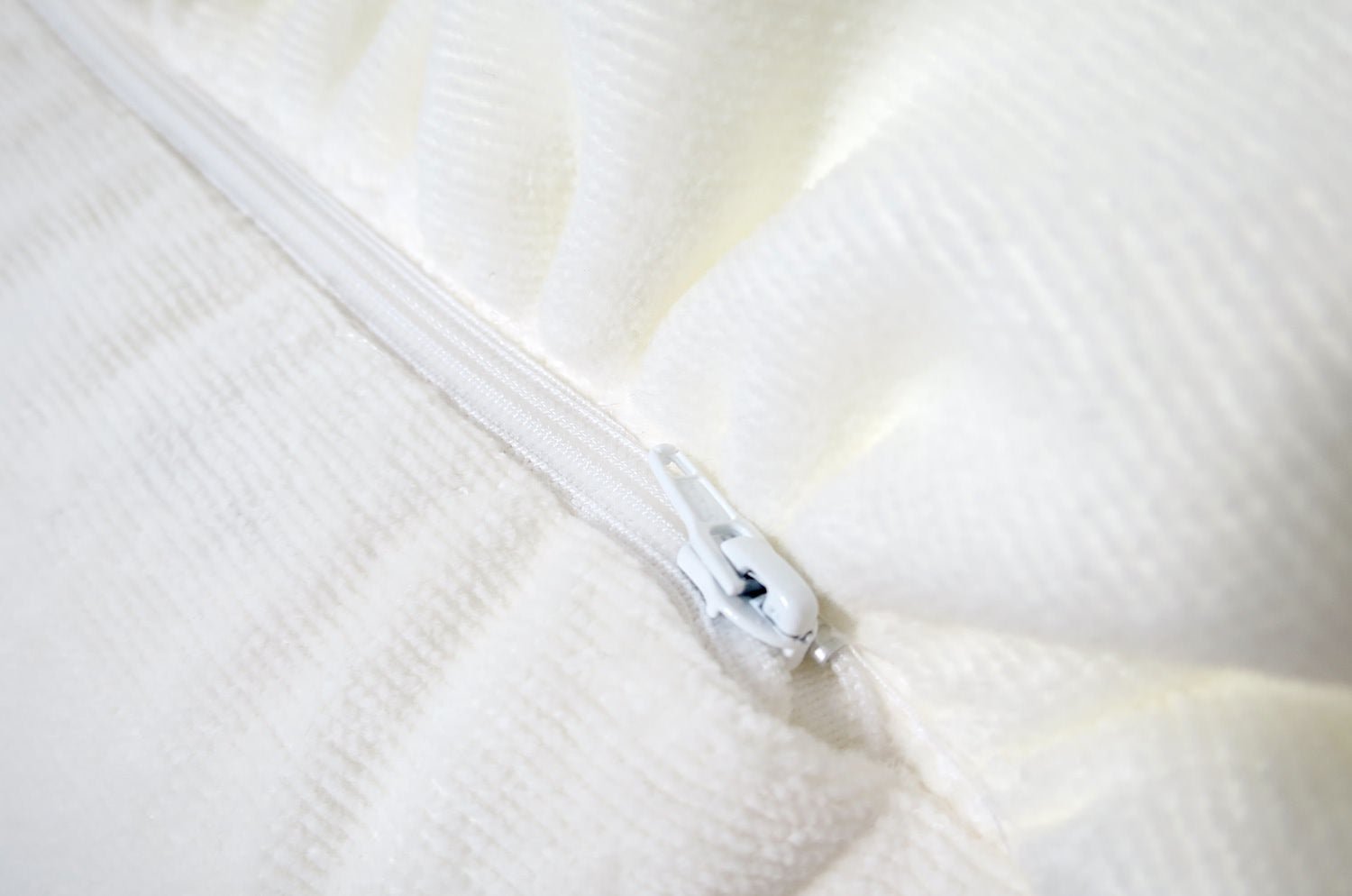 The Shirring Frill シャーリングタオル フリルクッション ホワイト 50×28(64×42)cm 中材付 - HOUSE OF JAPAN Shop