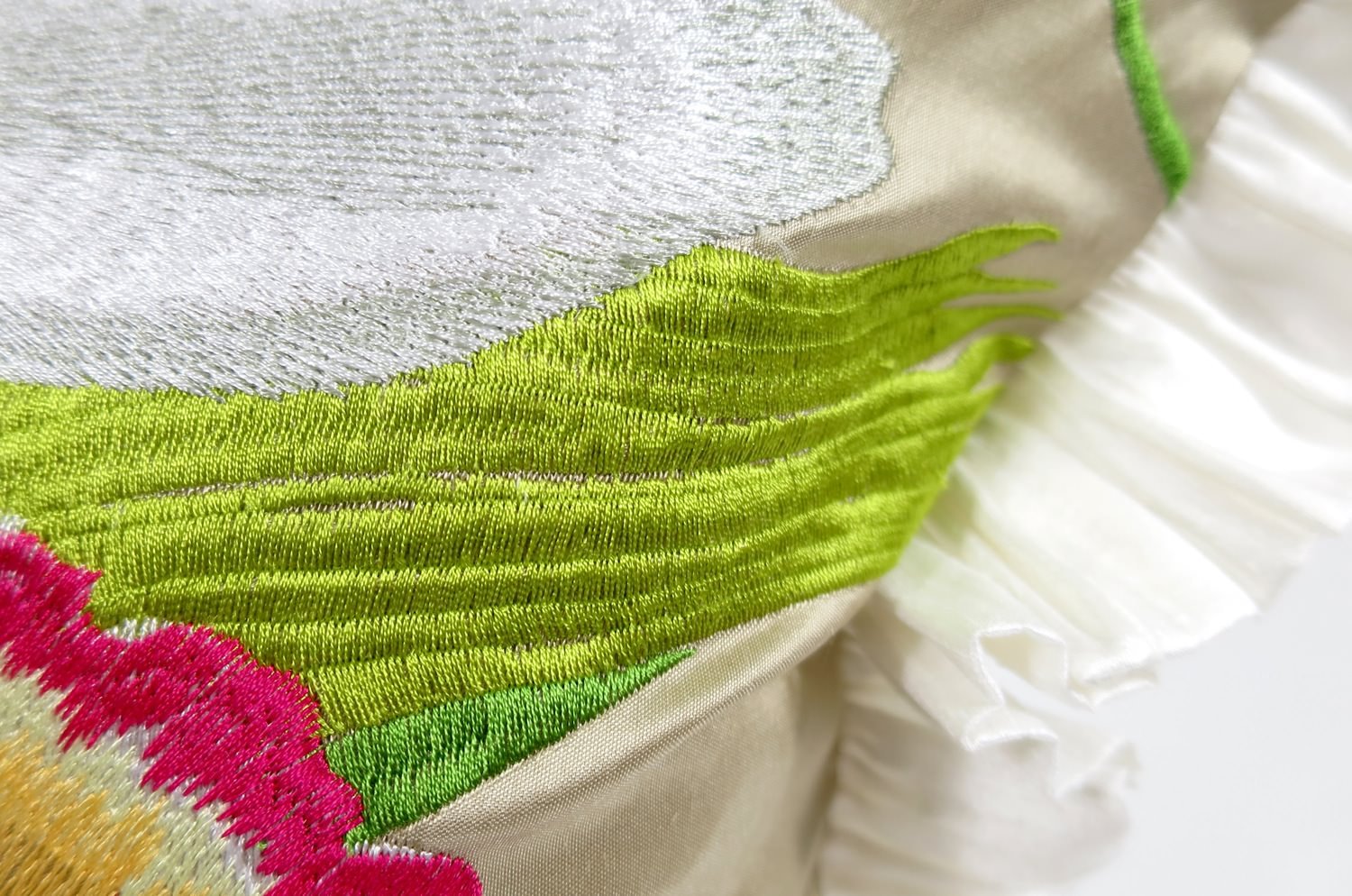 The Silk Taffeta シルクタフタホワイトフリルクッション 50×29cm 中材付 - HOUSE OF JAPAN Shop