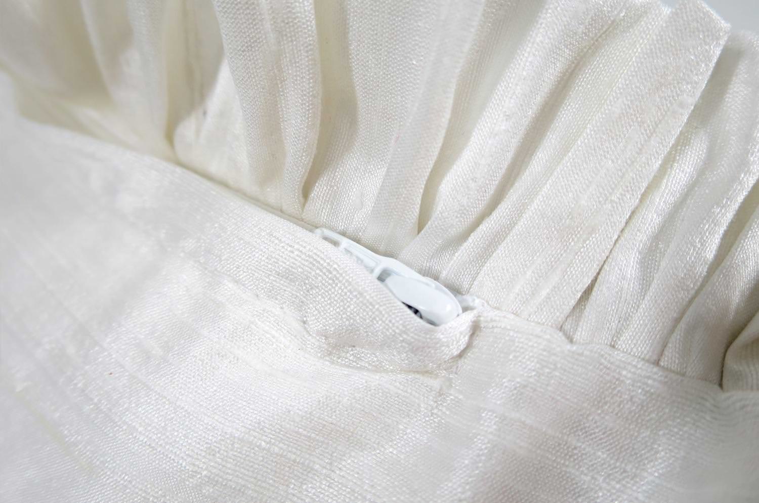 The Silk Taffeta シルクタフタホワイトフリルクッション 50×29cm 中材付 - HOUSE OF JAPAN Shop