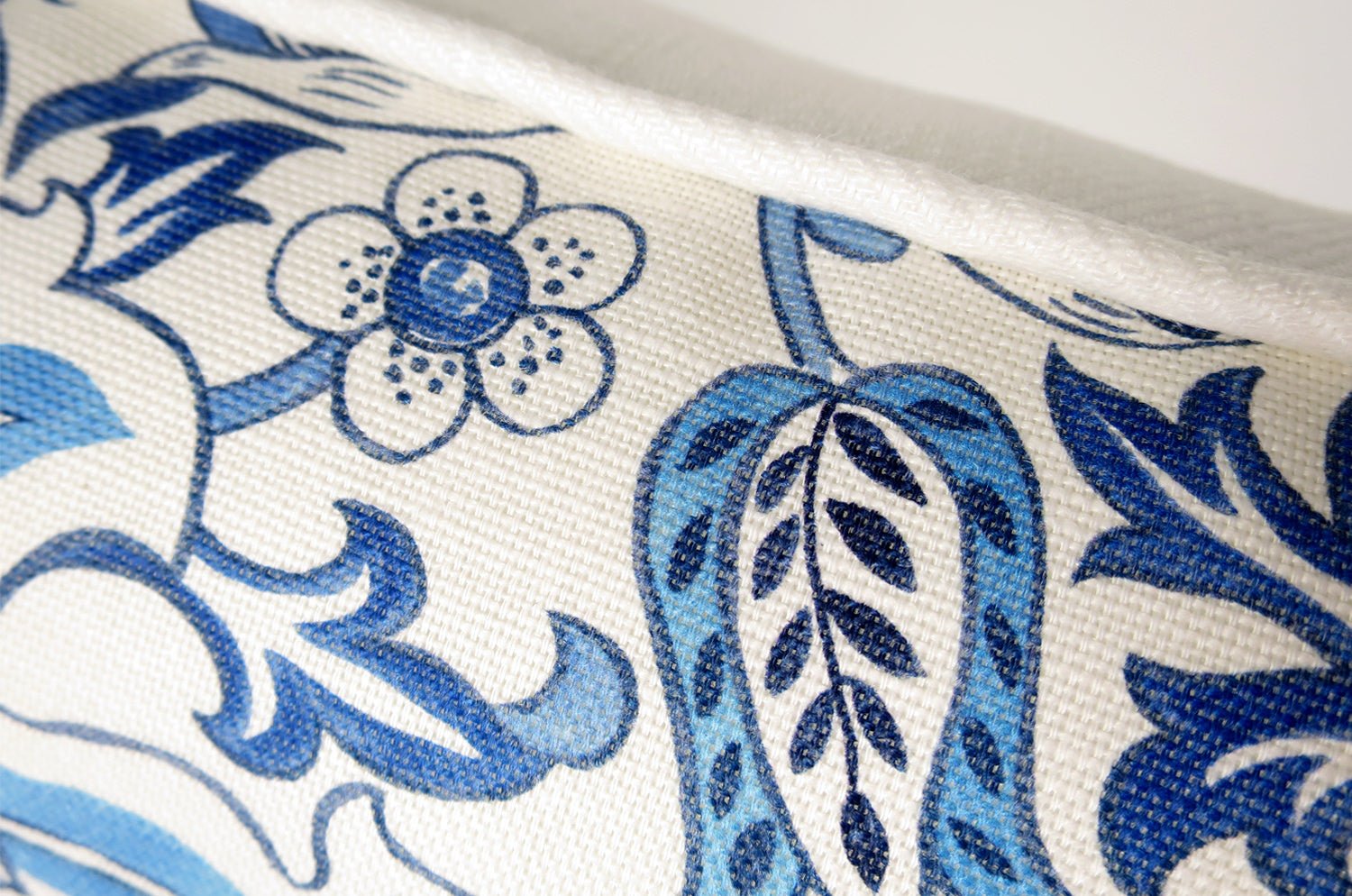 The Simply Severn ウィリアムモリス セバンクッション(月桂樹ブルー) 45×40cm 中材付 - HOUSE OF JAPAN Shop