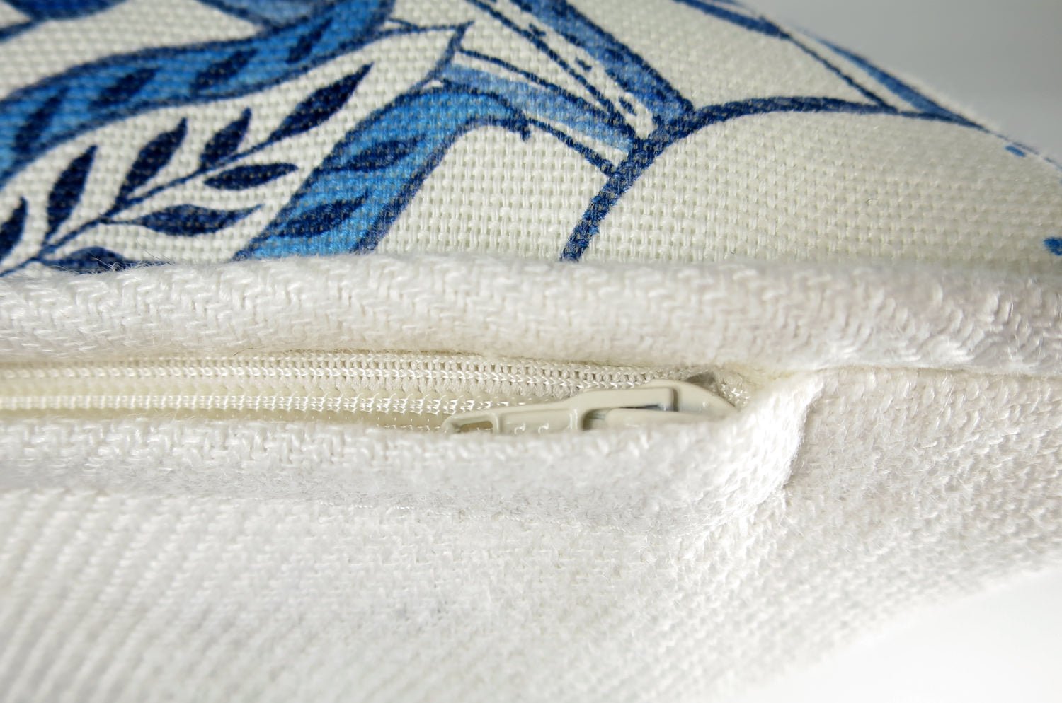 The Simply Severn ウィリアムモリス セバンクッション(月桂樹ブルー) 45×40cm 中材付 - HOUSE OF JAPAN Shop