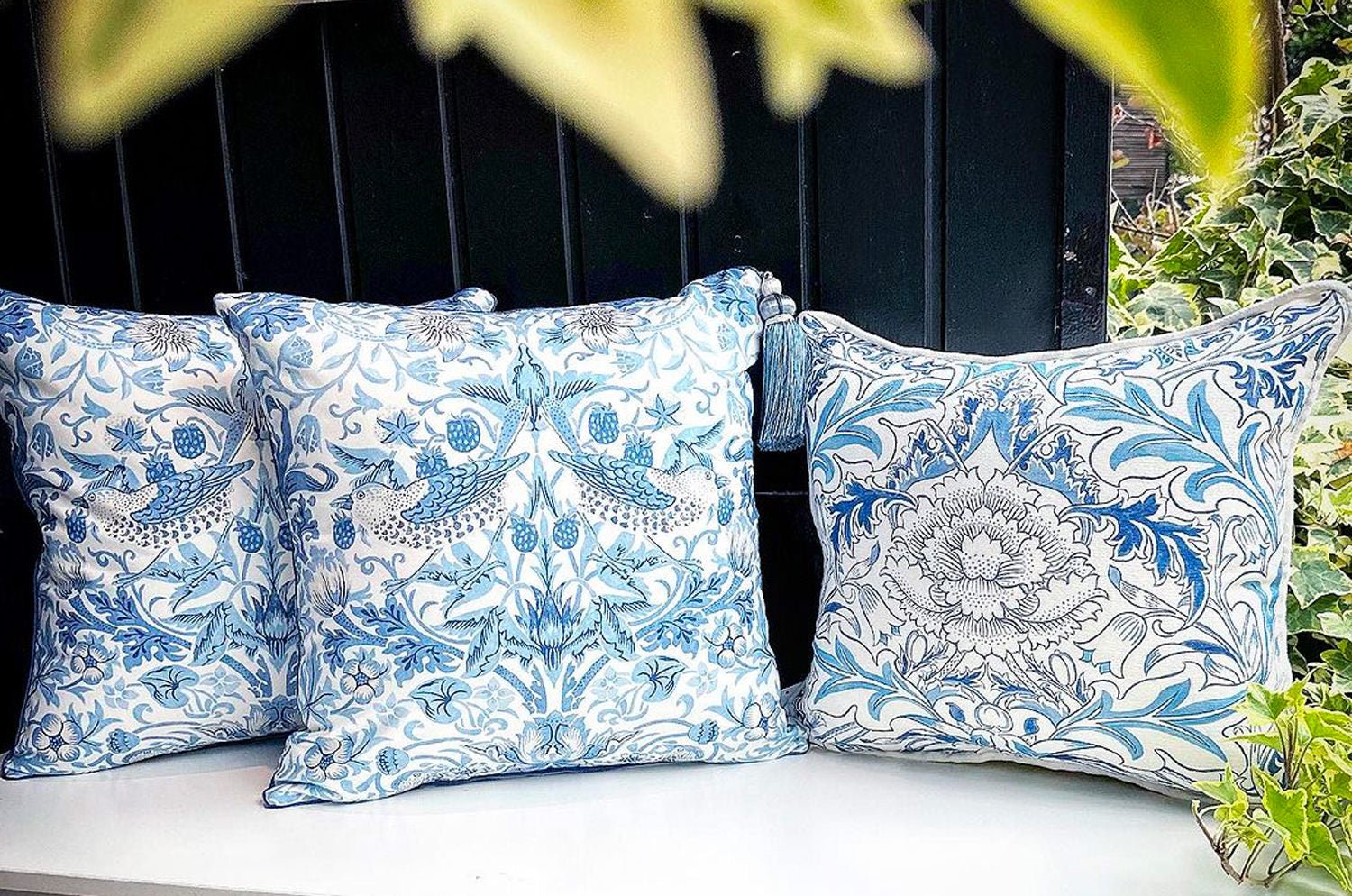 The Simply Strawberry Thief ウィリアムモリス いちご泥棒 クッションカバー(ブルー) 45×45cm - HOUSE OF JAPAN Shop