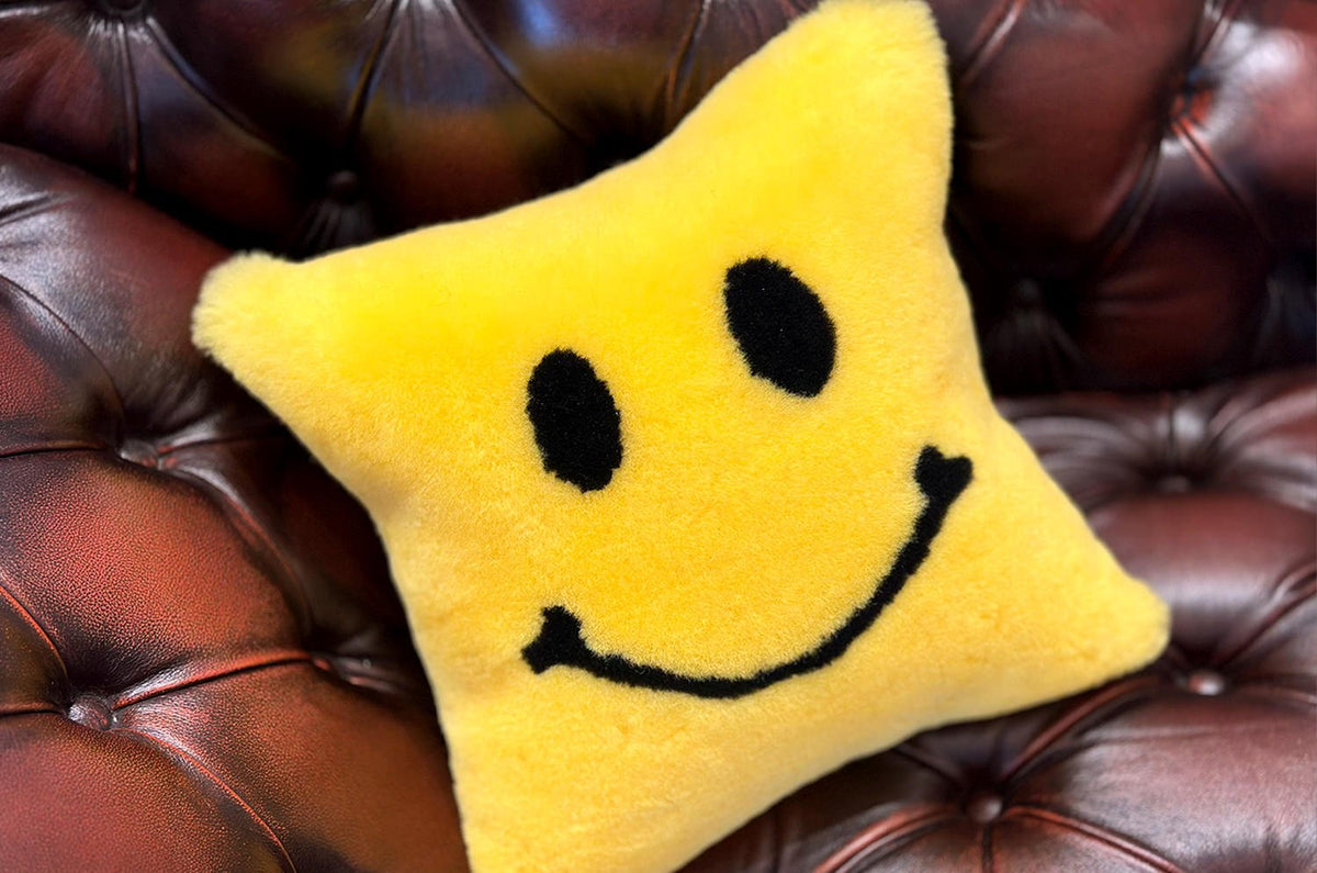 The SMILE 『ニコフェイス®』 スマイル ムートン クッション (イエロー) 35×35cm 中材付 - HOUSE OF JAPAN Shop