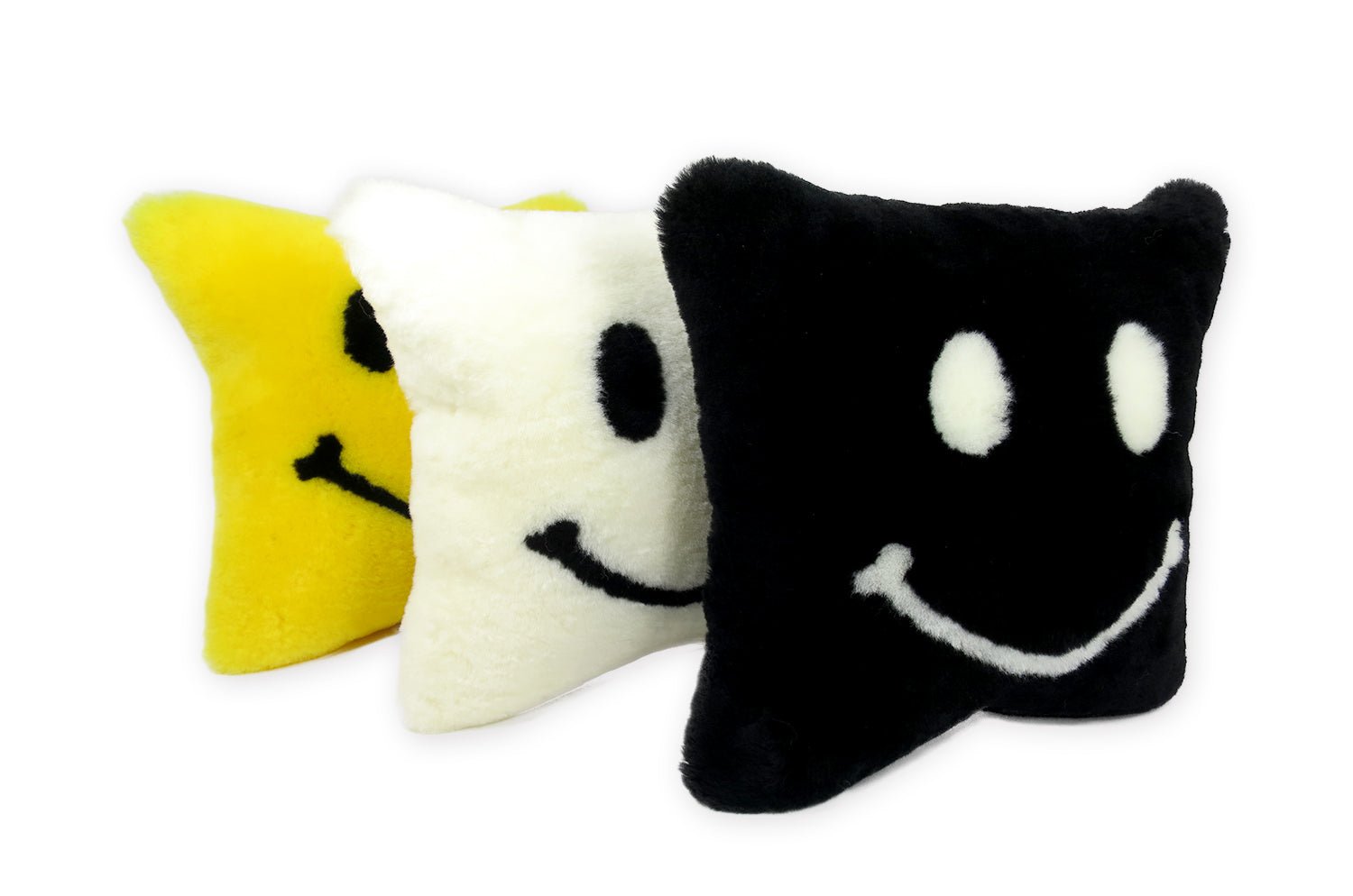 The SMILE 『ニコフェイス®』 スマイル ムートン クッション (ブラック) 35×35cm 中材付 - HOUSE OF JAPAN Shop