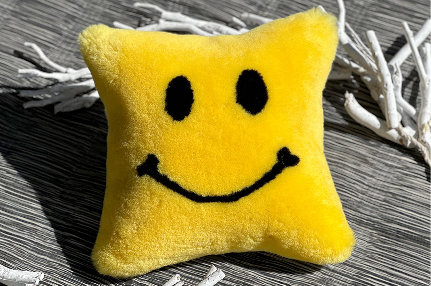 The SMILE 『ニコフェイス®』 スマイル ムートン クッション (イエロー) 35×35cm 中材付 - HOUSE OF JAPAN Shop
