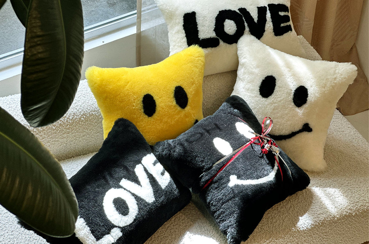 The SMILE 『ニコフェイス®』 スマイル ムートン クッション (ブラック) 35×35cm 中材付 - HOUSE OF JAPAN Shop