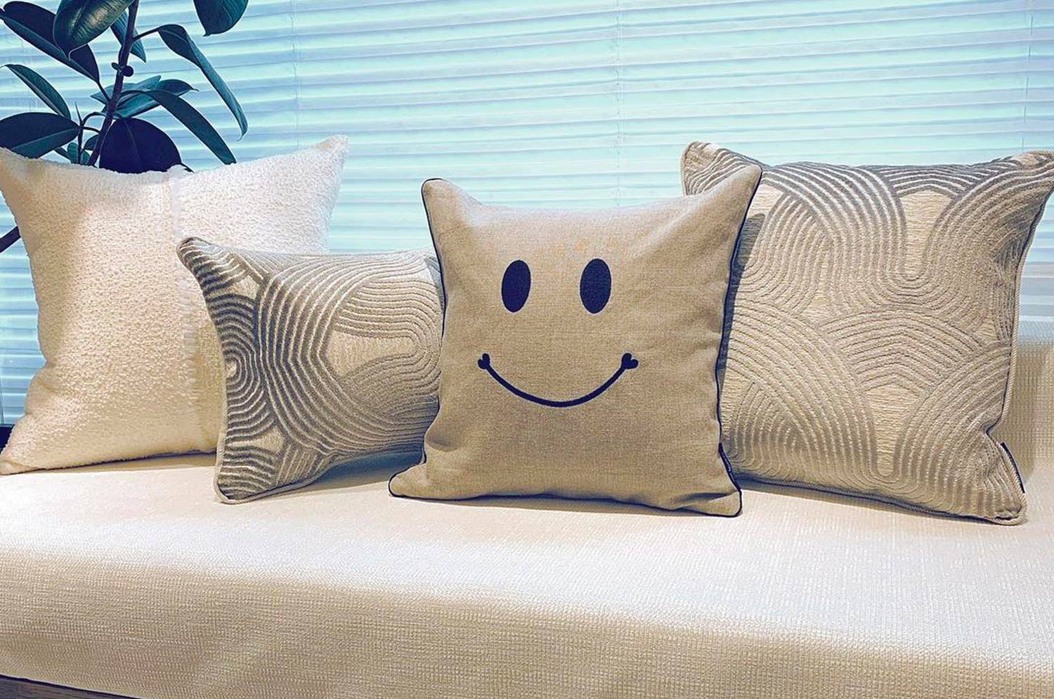 The Smile ナチュラルリネン スマイル『ニコフェイス®』刺繍 クッションカバー 40×40cm - HOUSE OF JAPAN Shop