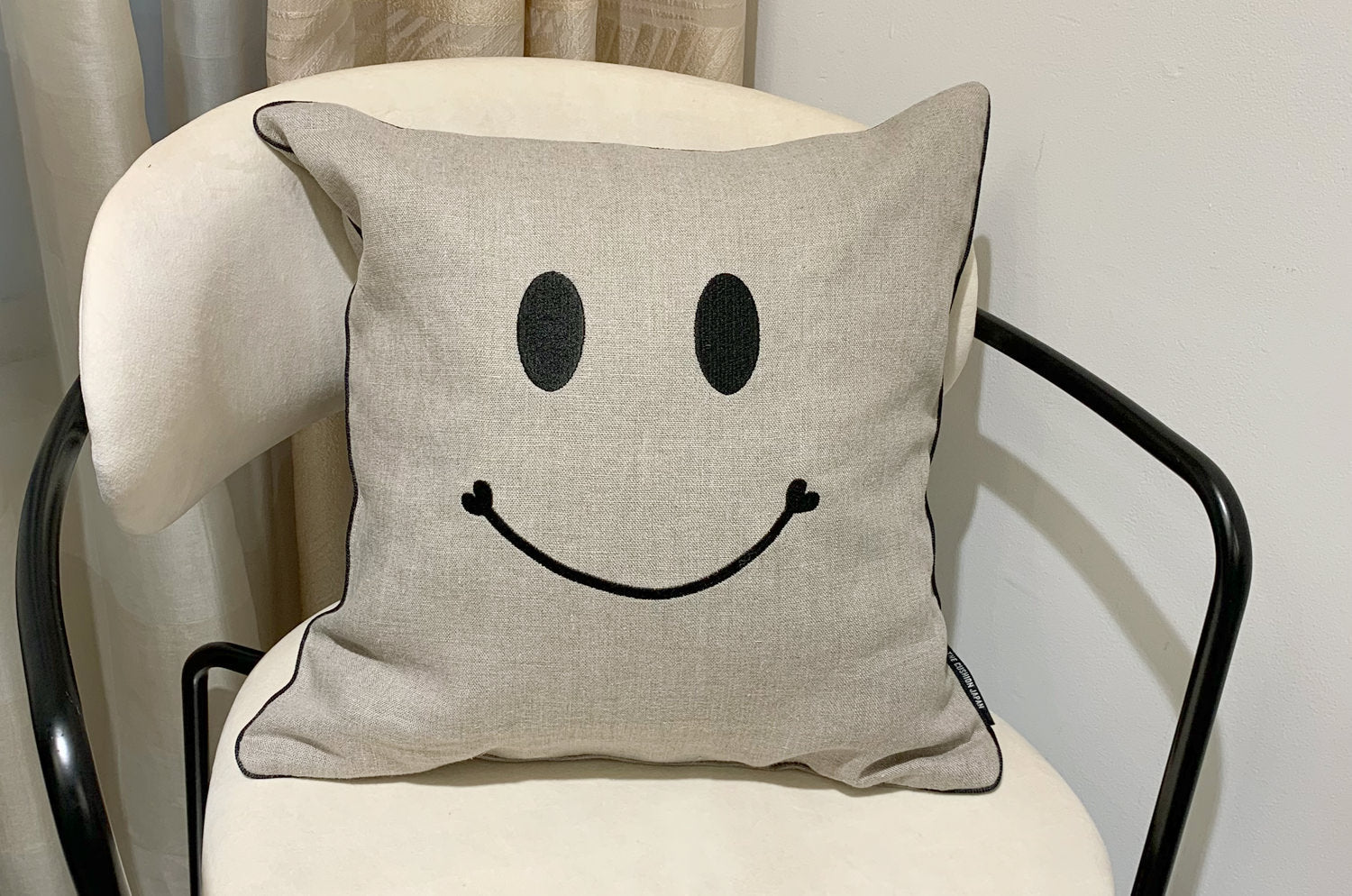 The Smile ナチュラルリネン スマイル『ニコフェイス®』刺繍 クッションカバー 40×40cm - HOUSE OF JAPAN Shop