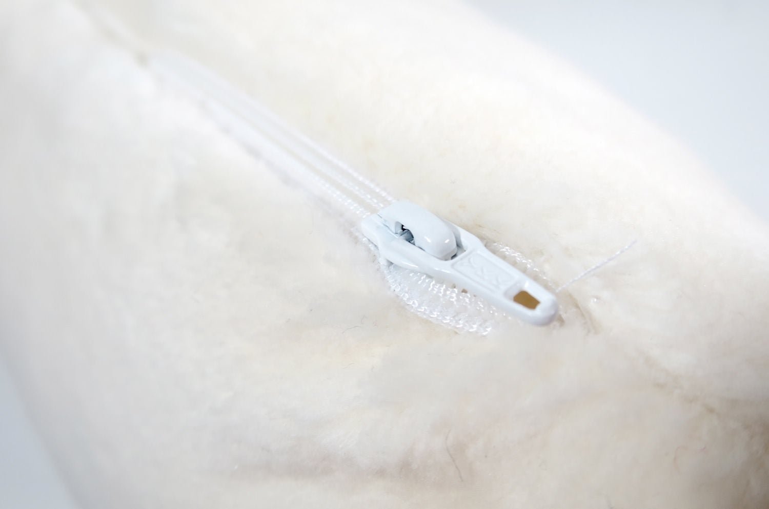 The Smile スマイル 『ニコフェイス®』刺繍オーガニックコットンファークッション 40×40cm 中材付 - HOUSE OF JAPAN Shop