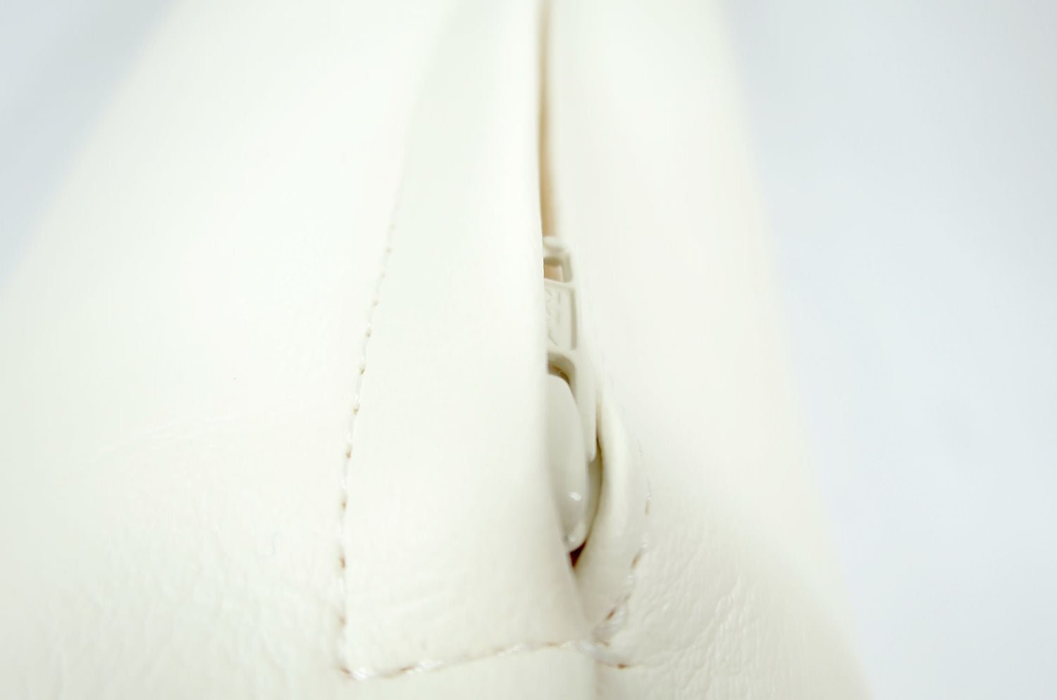 The Smile スマイル キュートブラックスマイル 『ニコフェイス®』刺繍クッション ホワイト 45×20cm 中材付 - HOUSE OF JAPAN Shop