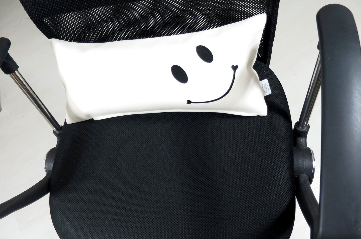 The Smile スマイル キュートブラックスマイル 『ニコフェイス®』刺繍クッション ホワイト 45×20cm 中材付 - HOUSE OF JAPAN Shop