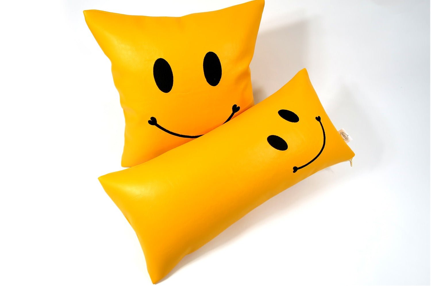 The Smile スマイル キュートブラックスマイル 『ニコフェイス®』刺繍クッション イエロー 45×20cm 中材付 - HOUSE OF JAPAN Shop