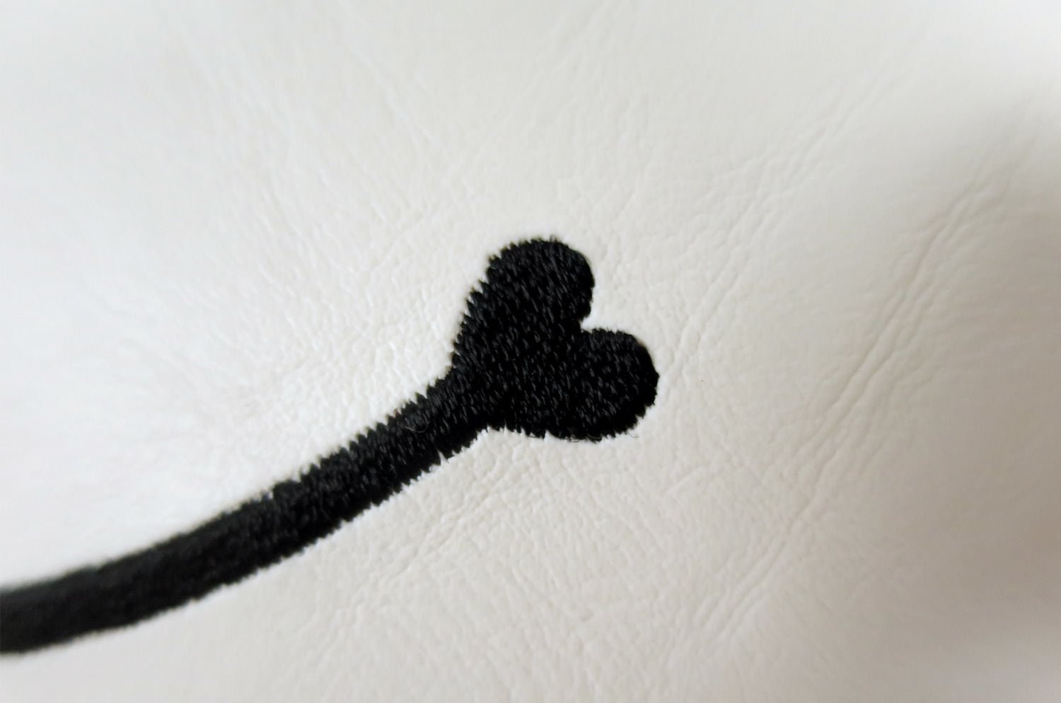 The Smile スマイル キュートブラックスマイル 『ニコフェイス®』刺繍クッション ホワイト 45×20cm 中材付 - HOUSE OF JAPAN Shop