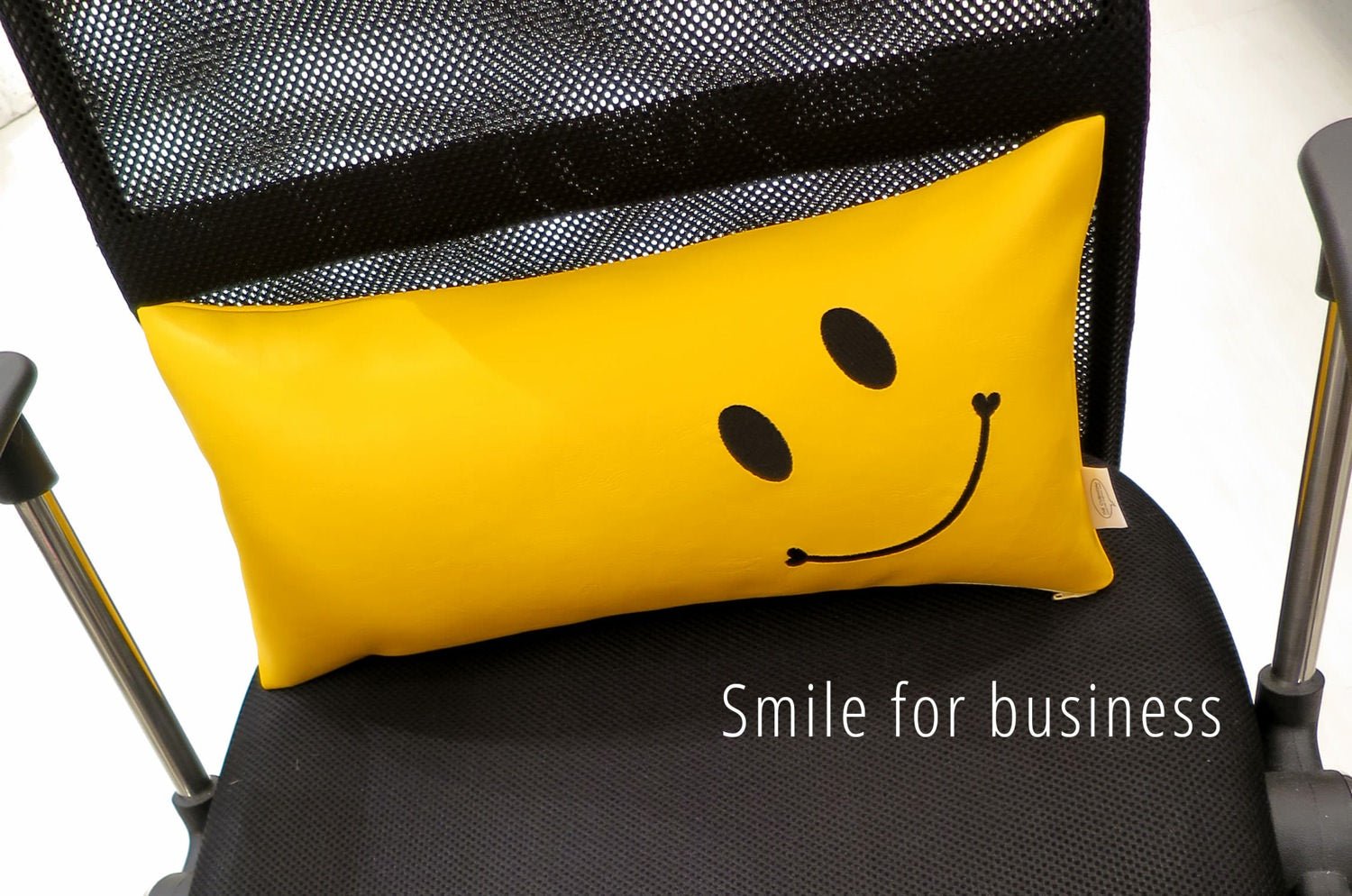 The Smile スマイル キュートブラックスマイル 『ニコフェイス®』刺繍クッション イエロー 45×20cm 中材付 - HOUSE OF JAPAN Shop