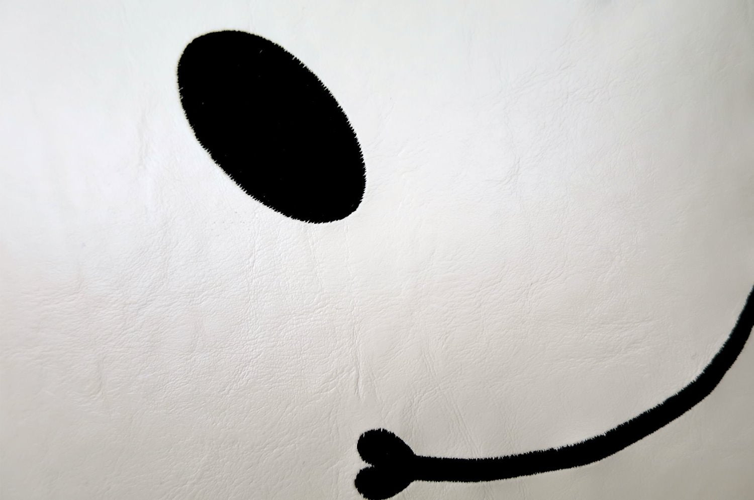 The Smile スマイル キュートブラックスマイル 『ニコフェイス®』刺繍クッションカバー ホワイト 45×45cm - HOUSE OF JAPAN Shop