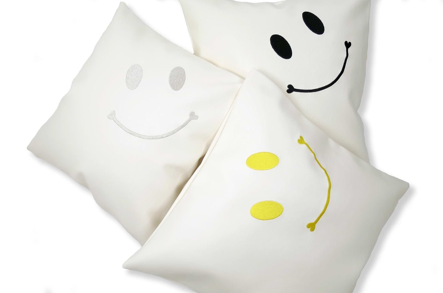 The Smile スマイル キュートブラックスマイル 『ニコフェイス®』刺繍クッションカバー ホワイト 45×45cm - HOUSE OF JAPAN Shop