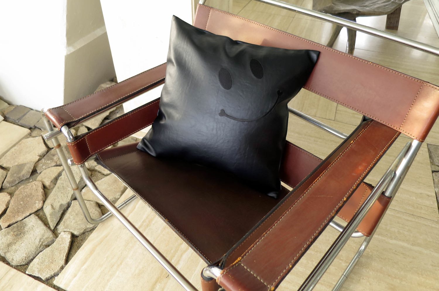 The Smile スマイル キュートブラックスマイル 『ニコフェイス®』刺繍クッションカバー ブラック 45×45cm - HOUSE OF JAPAN Shop