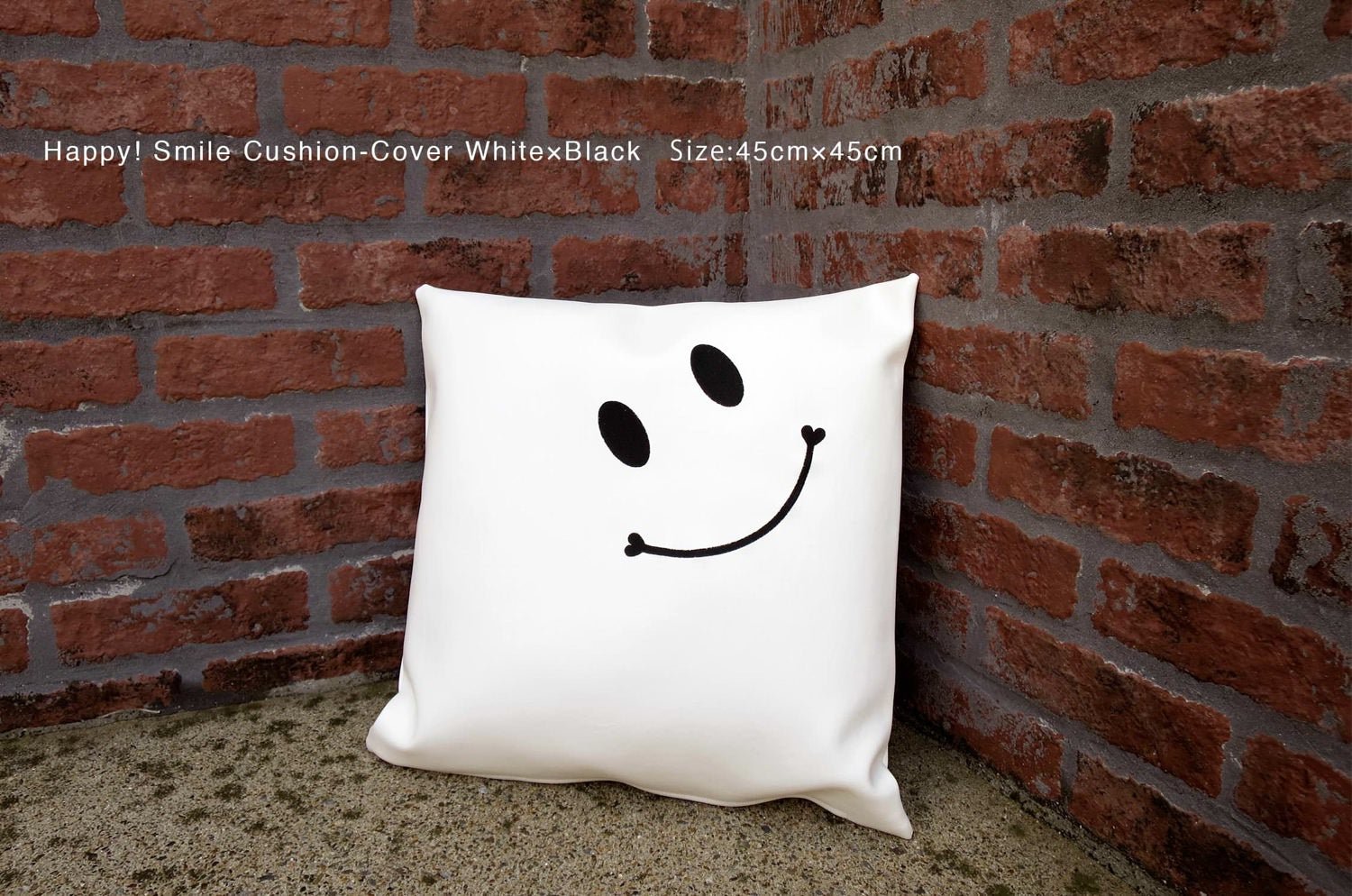 The Smile スマイル キュートブラックスマイル 『ニコフェイス®』刺繍クッションカバー ホワイト 45×45cm - HOUSE OF JAPAN Shop