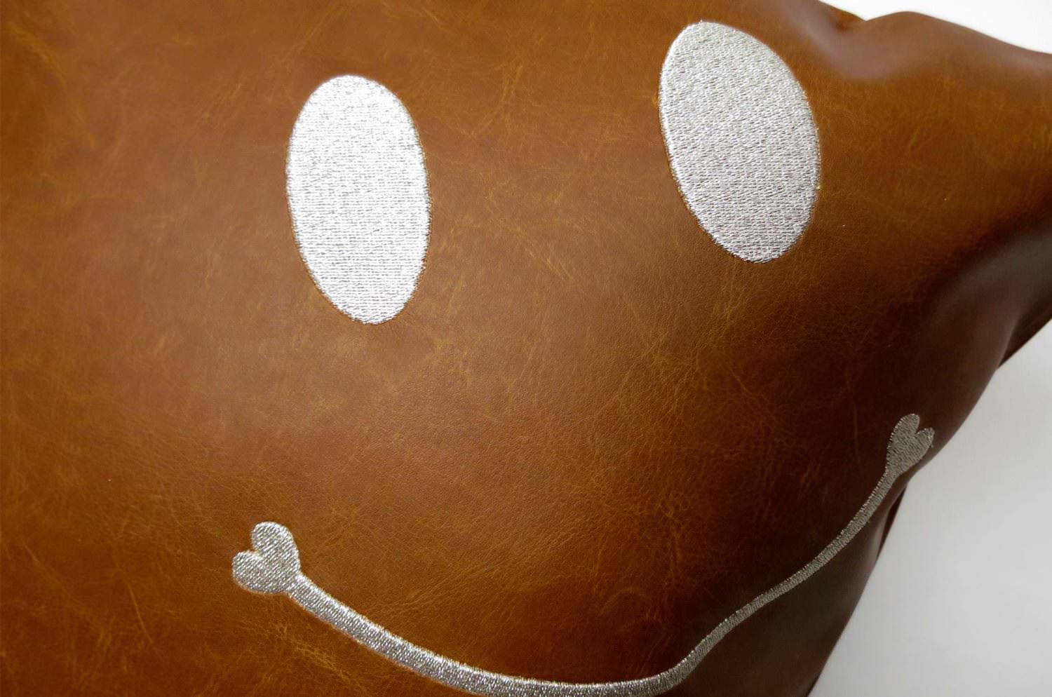 The Smile スマイル キュートシルバースマイル 『ニコフェイス®』刺繍クッションカバー インポートライトブラウン 45×45cm - HOUSE OF JAPAN Shop