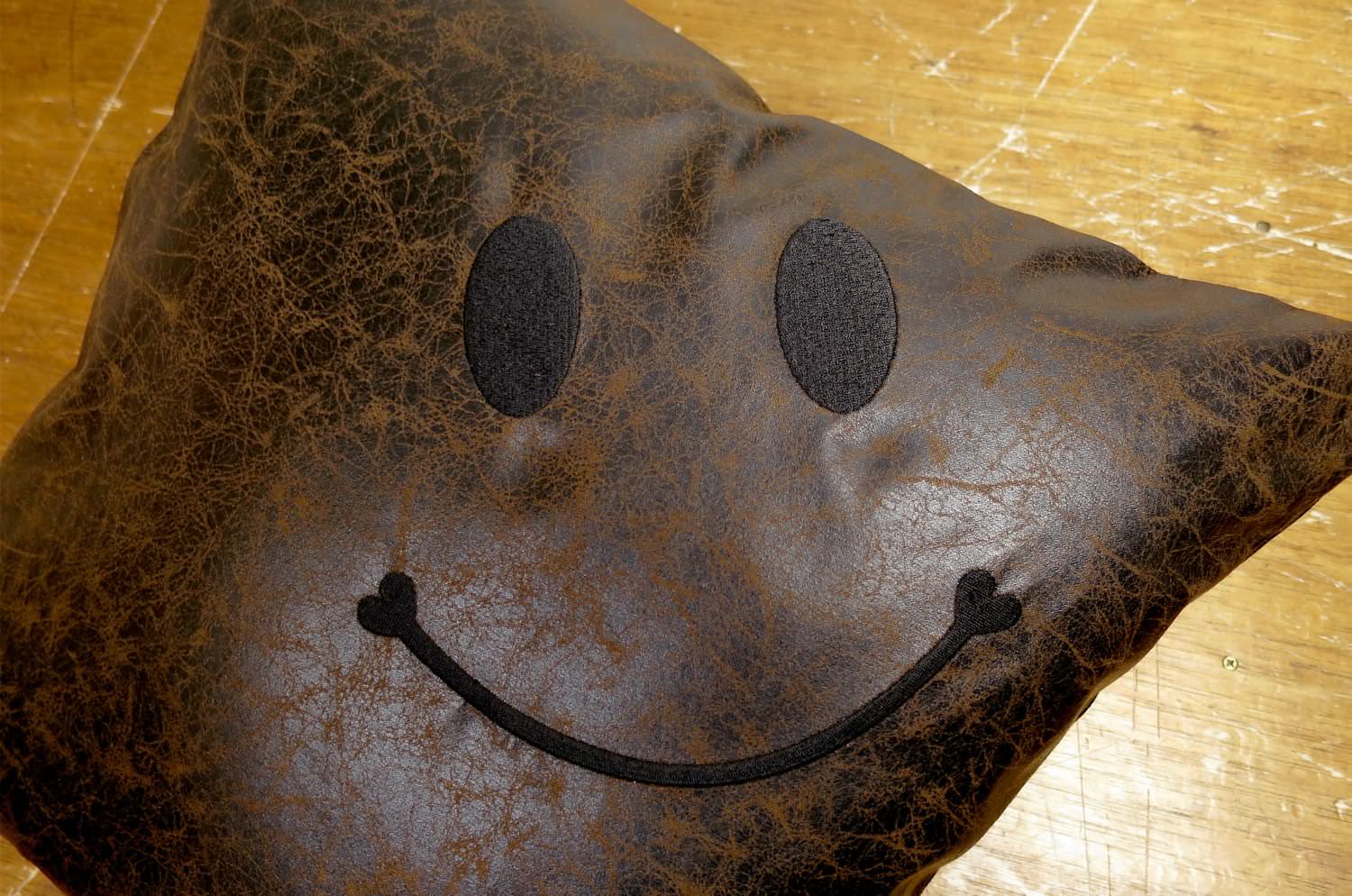 The Smile スマイル キュートブラックスマイル 『ニコフェイス®』刺繍クッションカバー ヴィンテージテイストブラウン 45×45cm - HOUSE OF JAPAN Shop