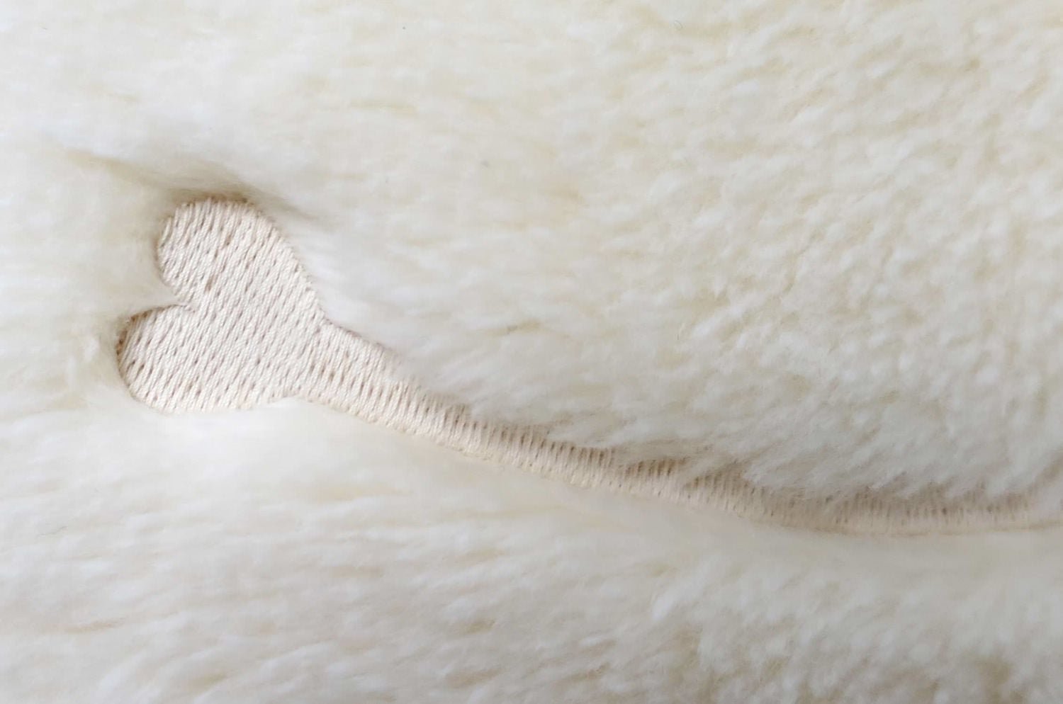 The Smile スマイル 『ニコフェイス®』刺繍オーガニックコットンファークッションカバー ホワイトベアーファー 45×45cm - HOUSE OF JAPAN Shop