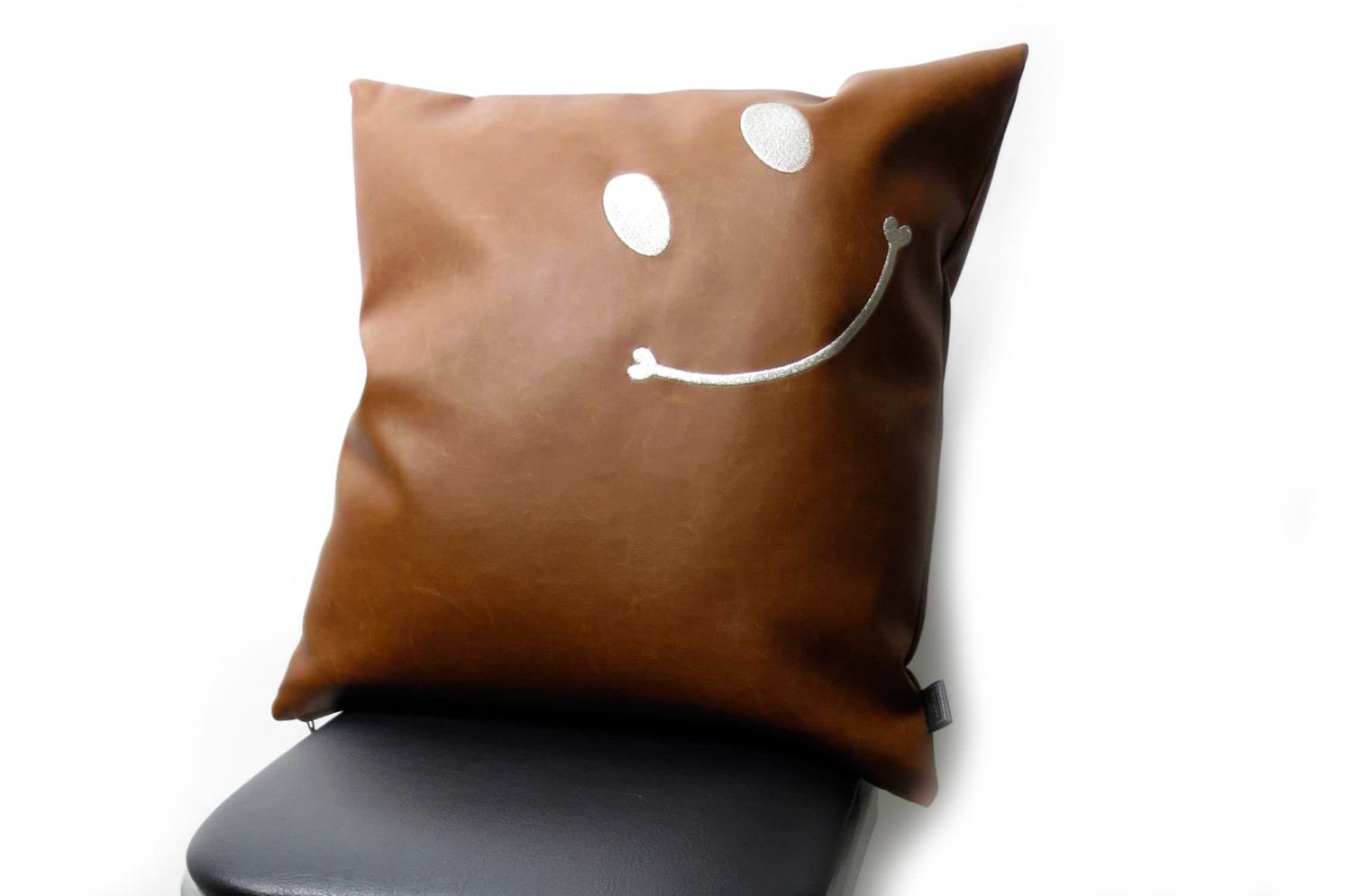 The Smile スマイル キュートシルバースマイル 『ニコフェイス®』刺繍クッションカバー インポートライトブラウン 45×45cm - HOUSE OF JAPAN Shop