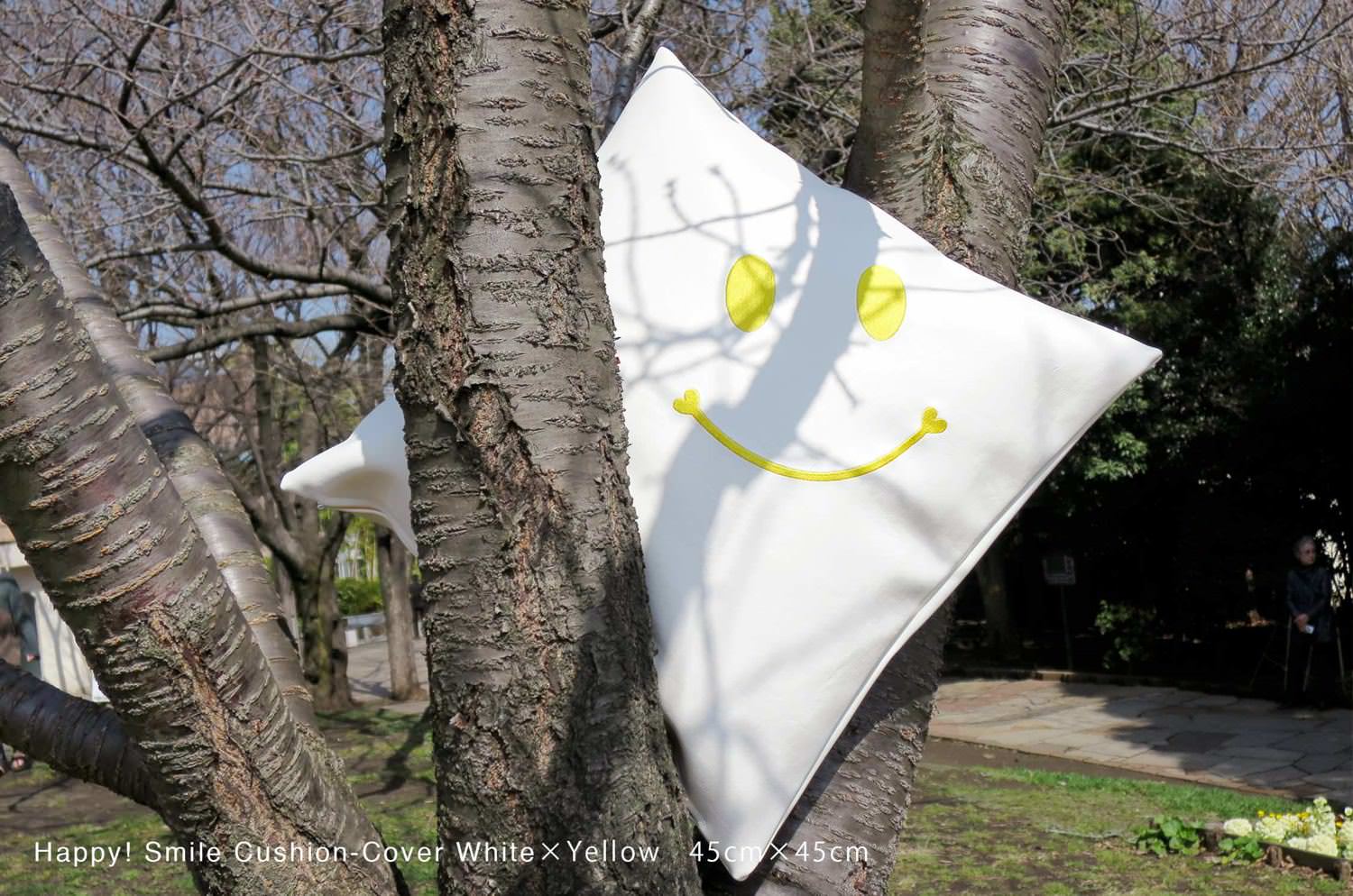 The Smile スマイル キュートイエロースマイル 『ニコフェイス®』刺繍クッションカバー ホワイト 45×45cm - HOUSE OF JAPAN Shop