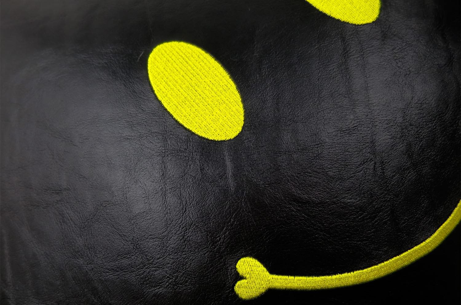 The Smile スマイル キュートイエロースマイル 『ニコフェイス®』刺繍クッションカバー ブラック 45×45cm - HOUSE OF JAPAN Shop