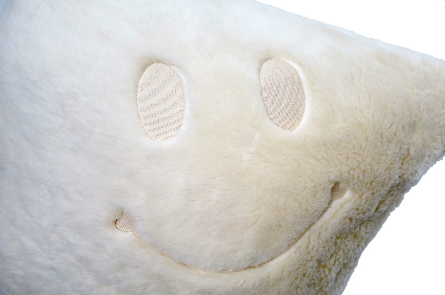 The Smile スマイル 『ニコフェイス®』刺繍オーガニックコットンファークッションカバー ホワイトベアーファー 45×45cm - HOUSE OF JAPAN Shop