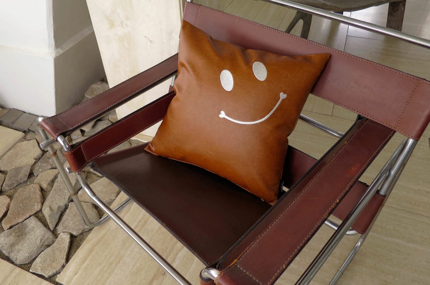 The Smile スマイル キュートシルバースマイル 『ニコフェイス®』刺繍クッションカバー インポートライトブラウン 45×45cm - HOUSE OF JAPAN Shop