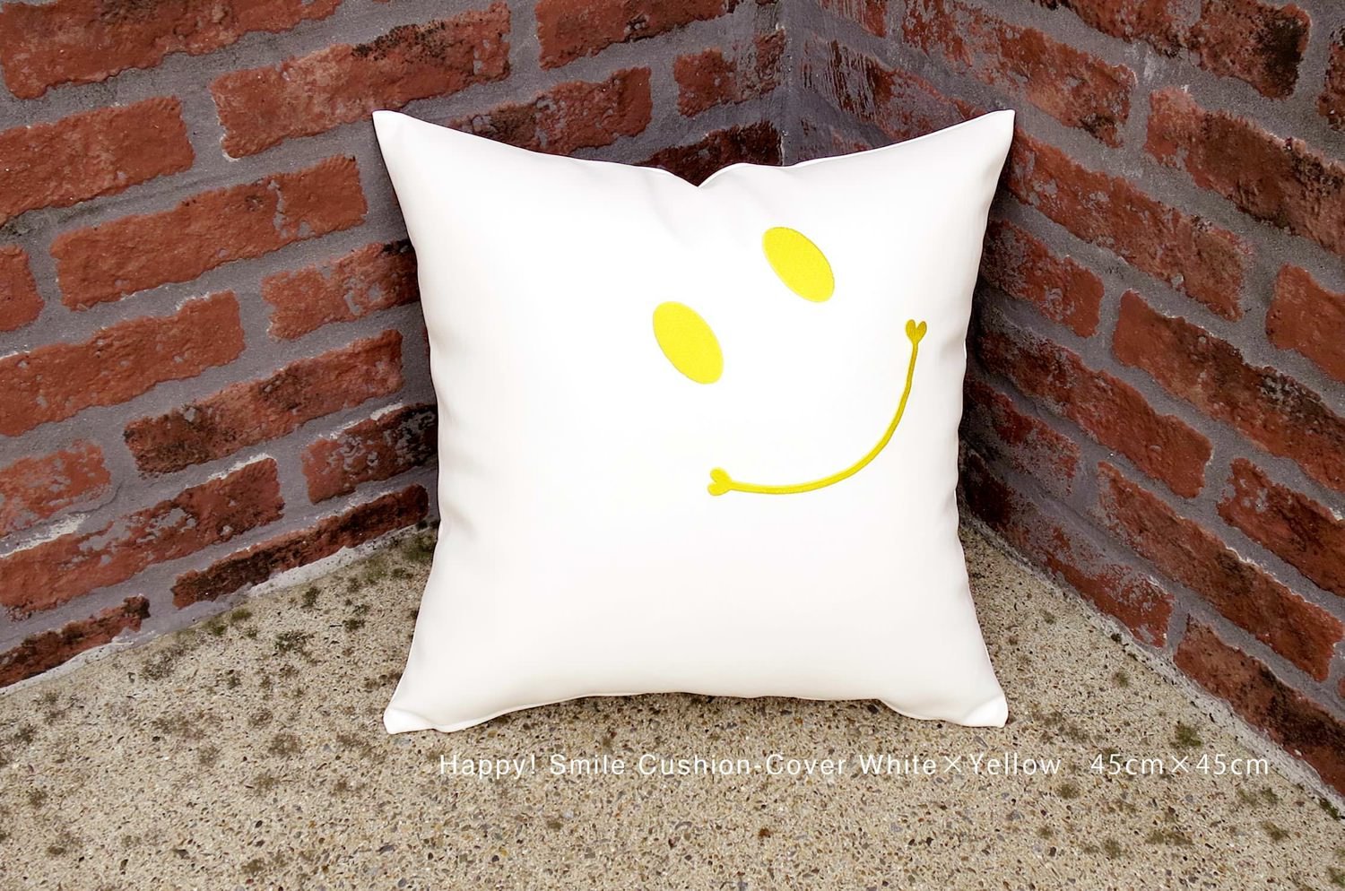 The Smile スマイル キュートイエロースマイル 『ニコフェイス®』刺繍クッションカバー ホワイト 45×45cm - HOUSE OF JAPAN Shop