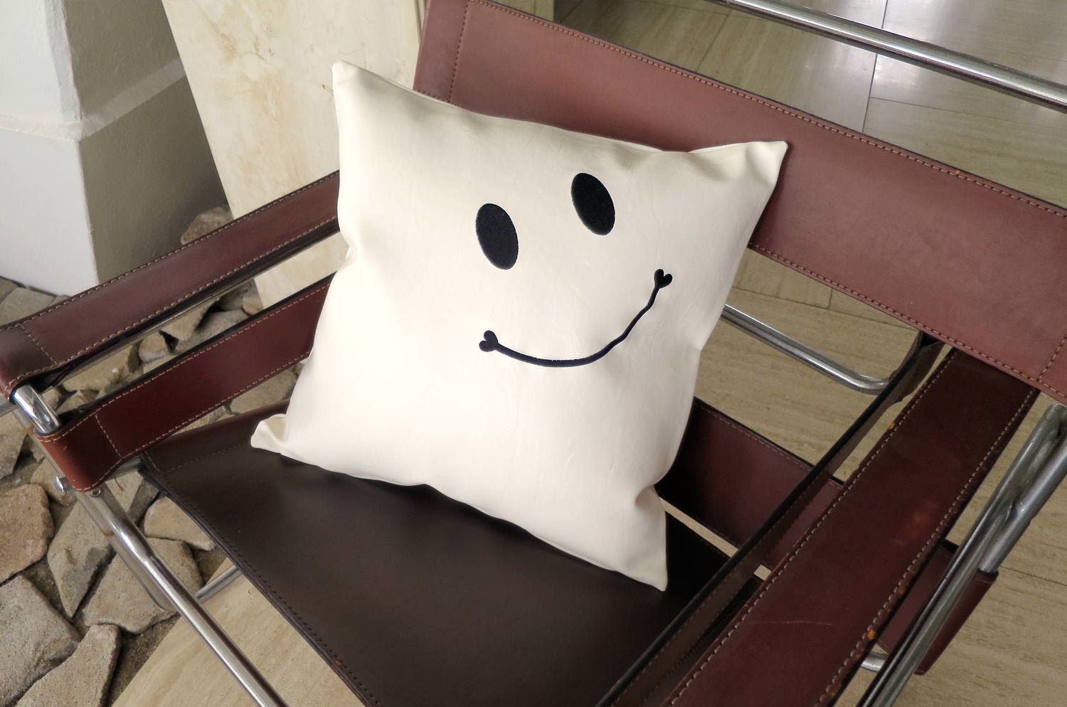 The Smile スマイル キュートブラックスマイル 『ニコフェイス®』刺繍クッションカバー ホワイト 45×45cm - HOUSE OF JAPAN Shop