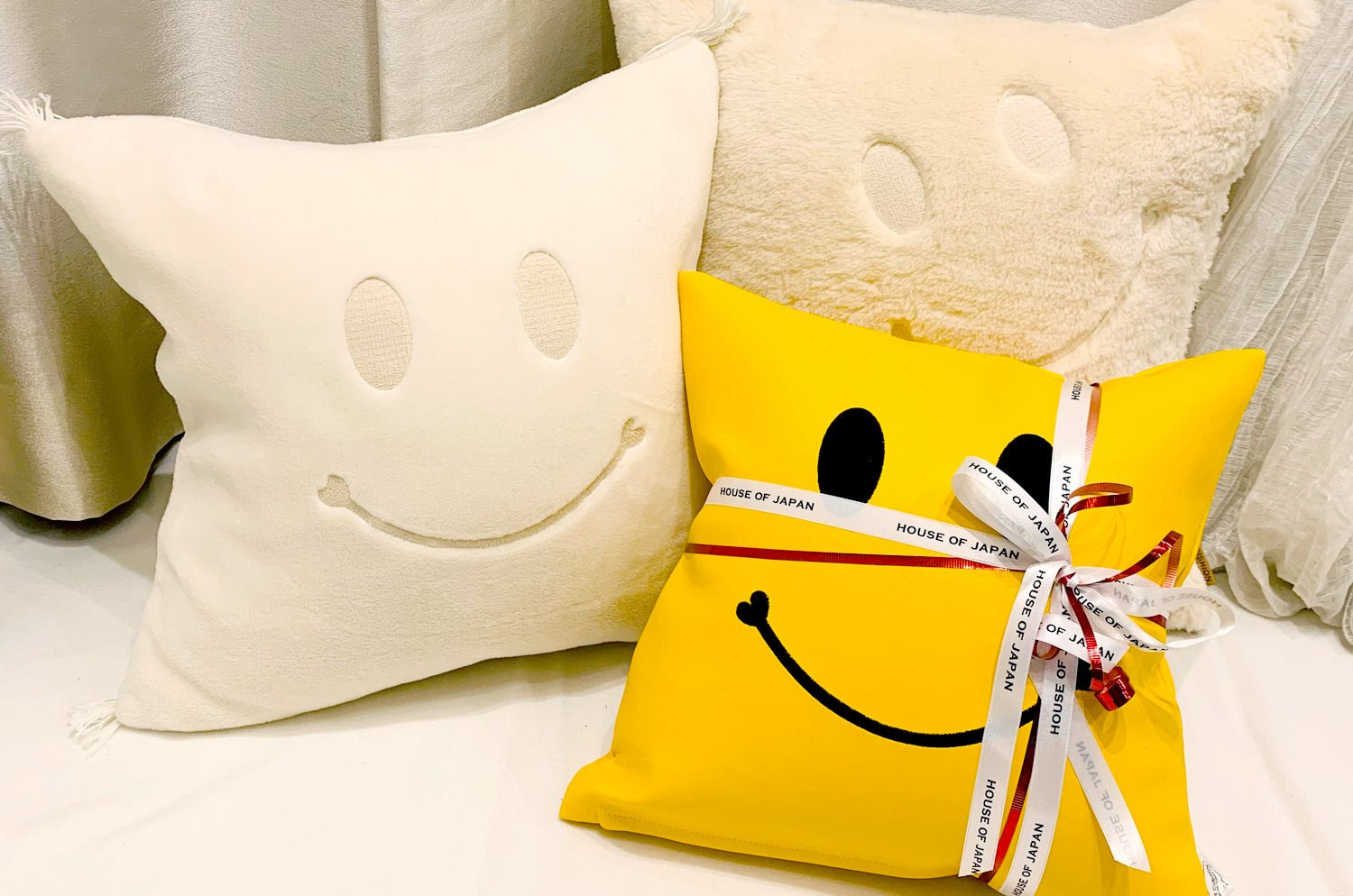 The Smile スマイル 『ニコフェイス®』刺繍オーガニックコットンファークッションカバー ホワイトベアーファー 45×45cm - HOUSE OF JAPAN Shop